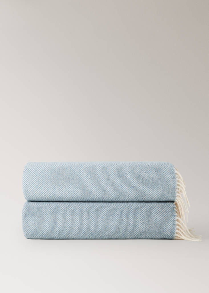 Soft throw with damier pattern and fringes — Blue