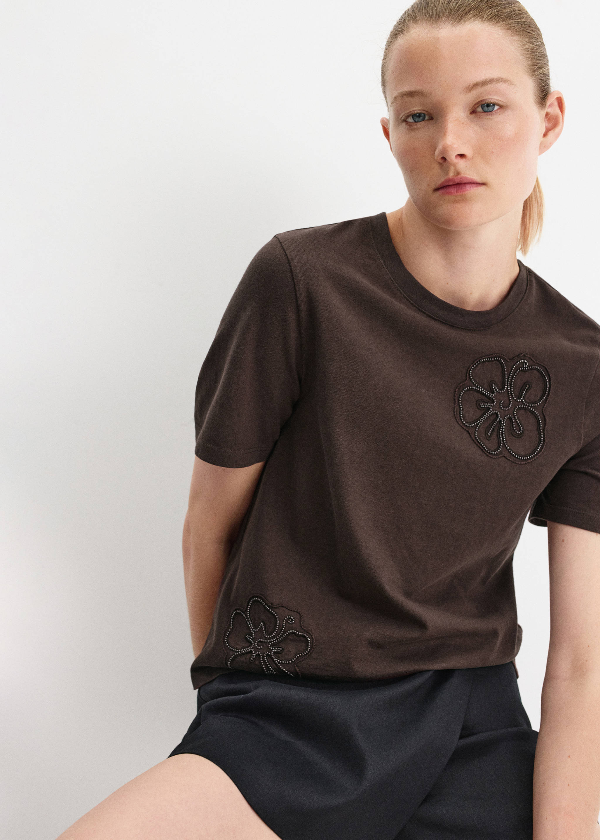 Cotton T-shirt with floral embroideries - Medium plane
