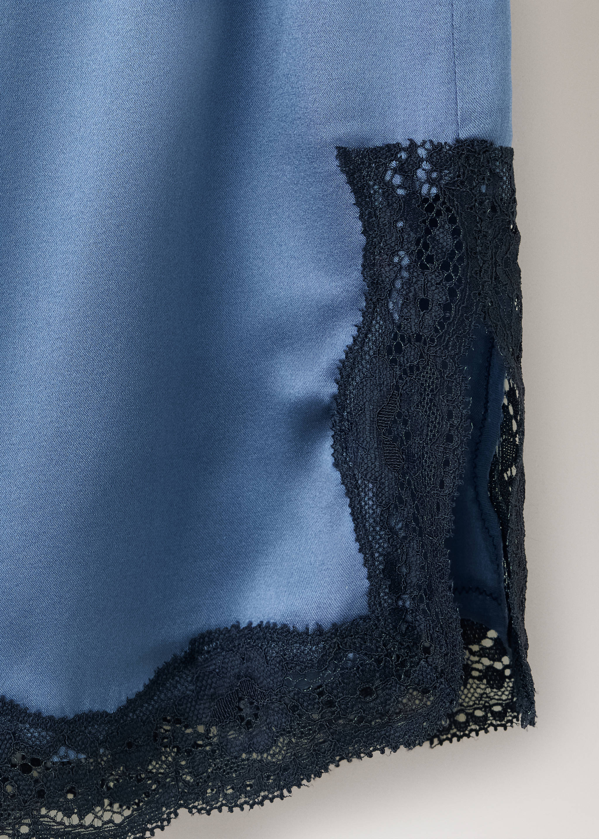 Silk shorts with contrasting lace trim - Details of the article 8