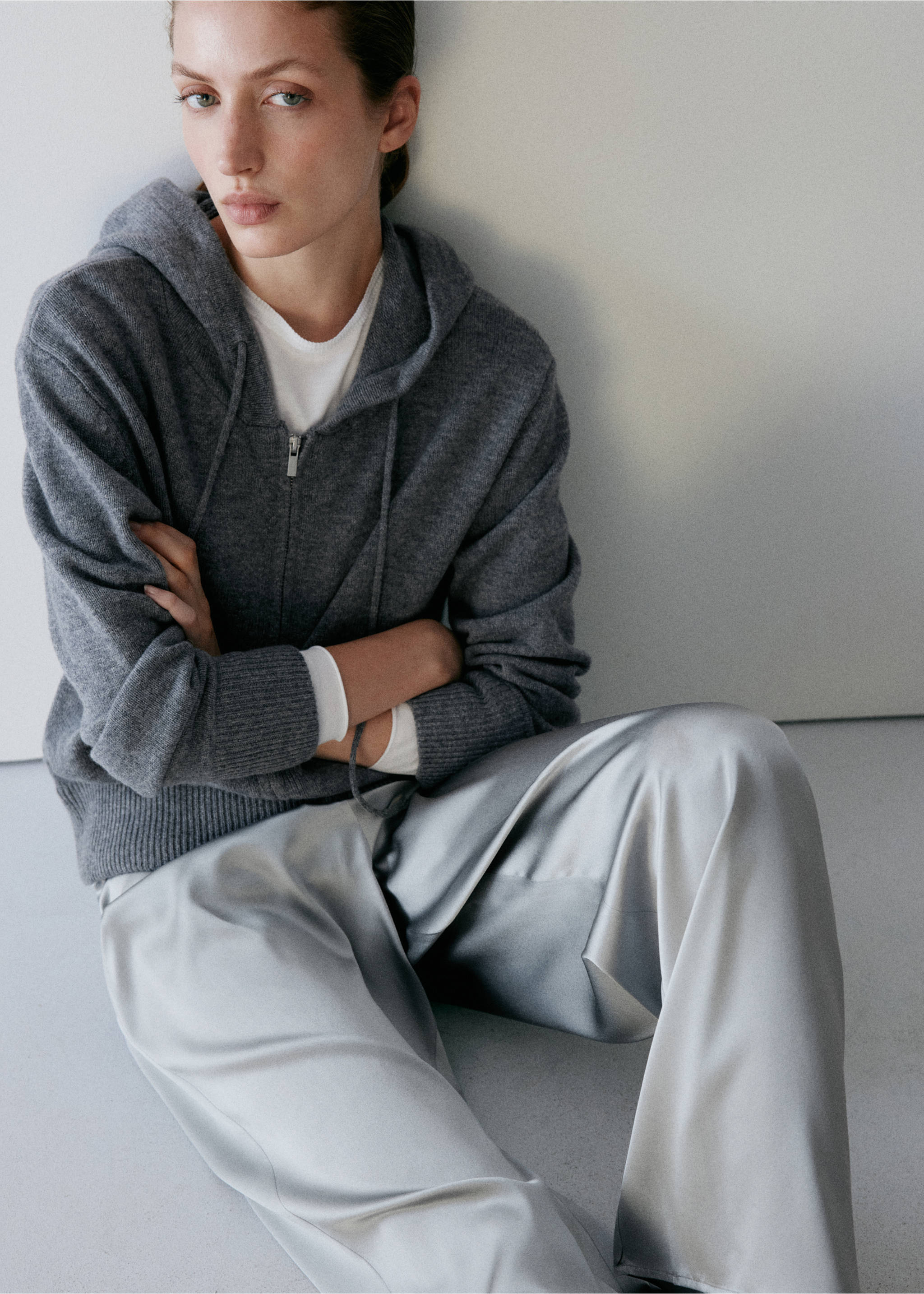 100% wool zip cardigan - Details of the article 2, Grey. Ref: 37082923-00.