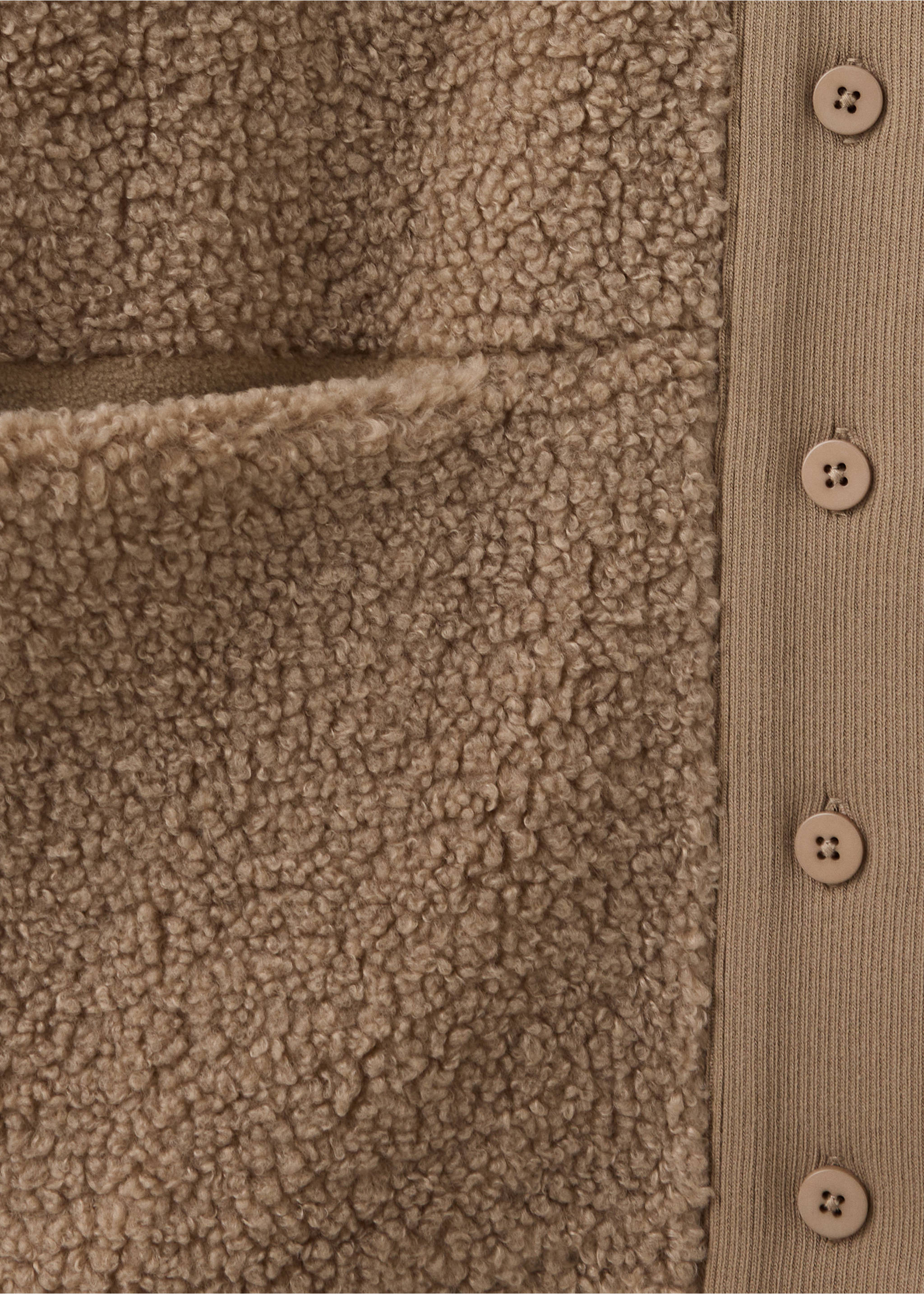 Teddy vest met knopen - Detail van het artikel 8, Middenbruin. Ref: 37082924-00.