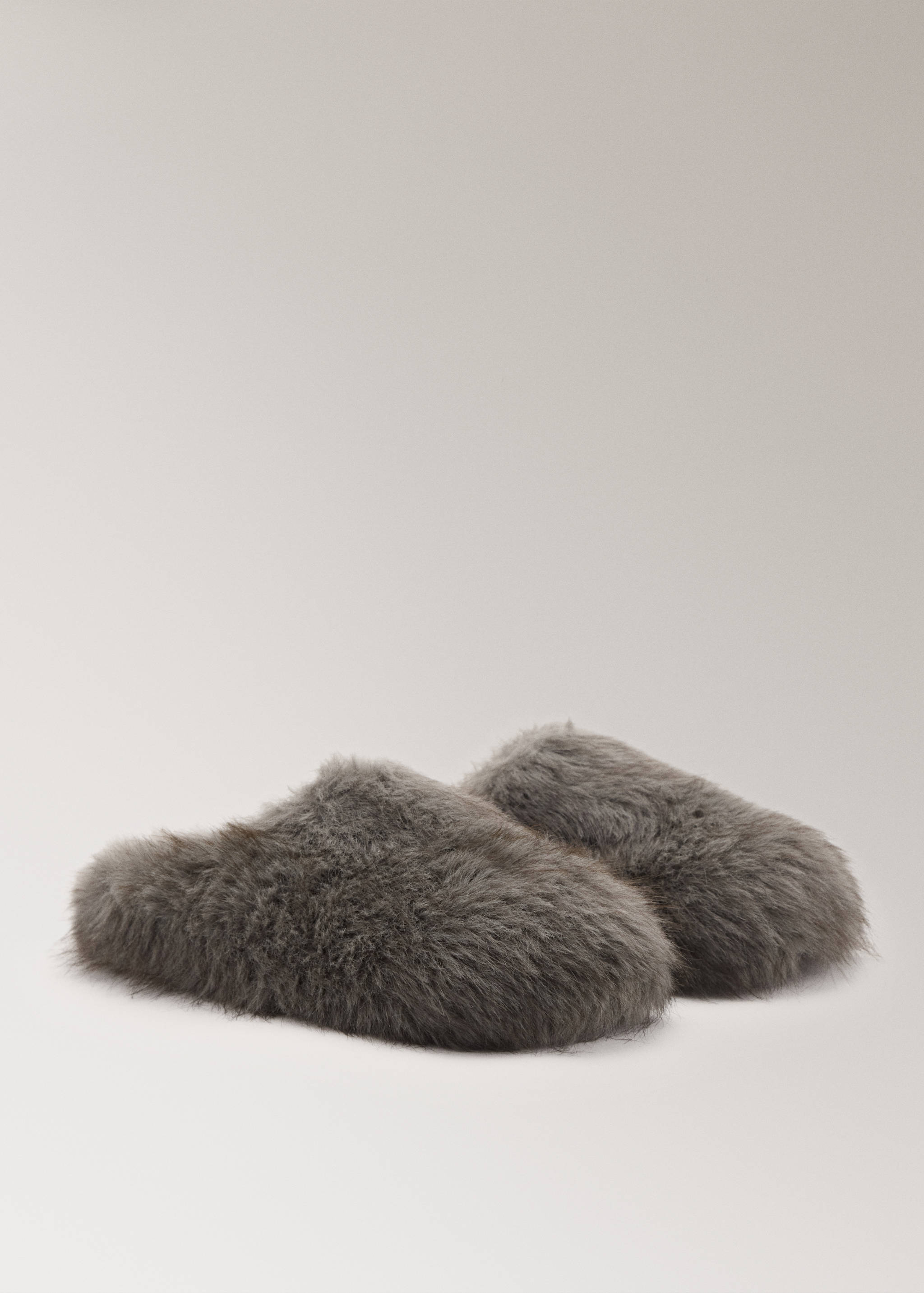 Chaussons maxi en fausse fourrure - Plan moyen