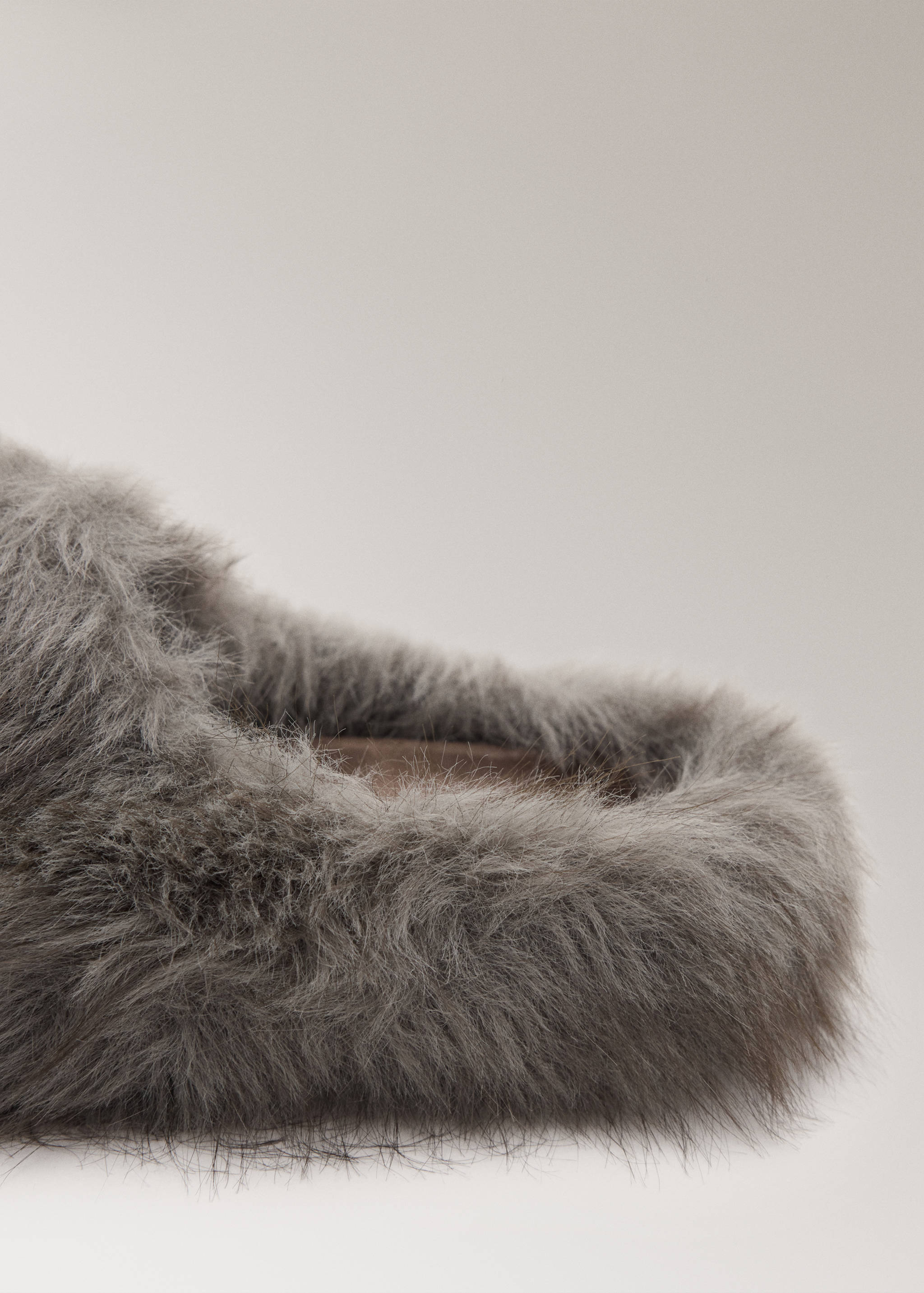 Chaussons maxi en fausse fourrure - Détail de l'article 1