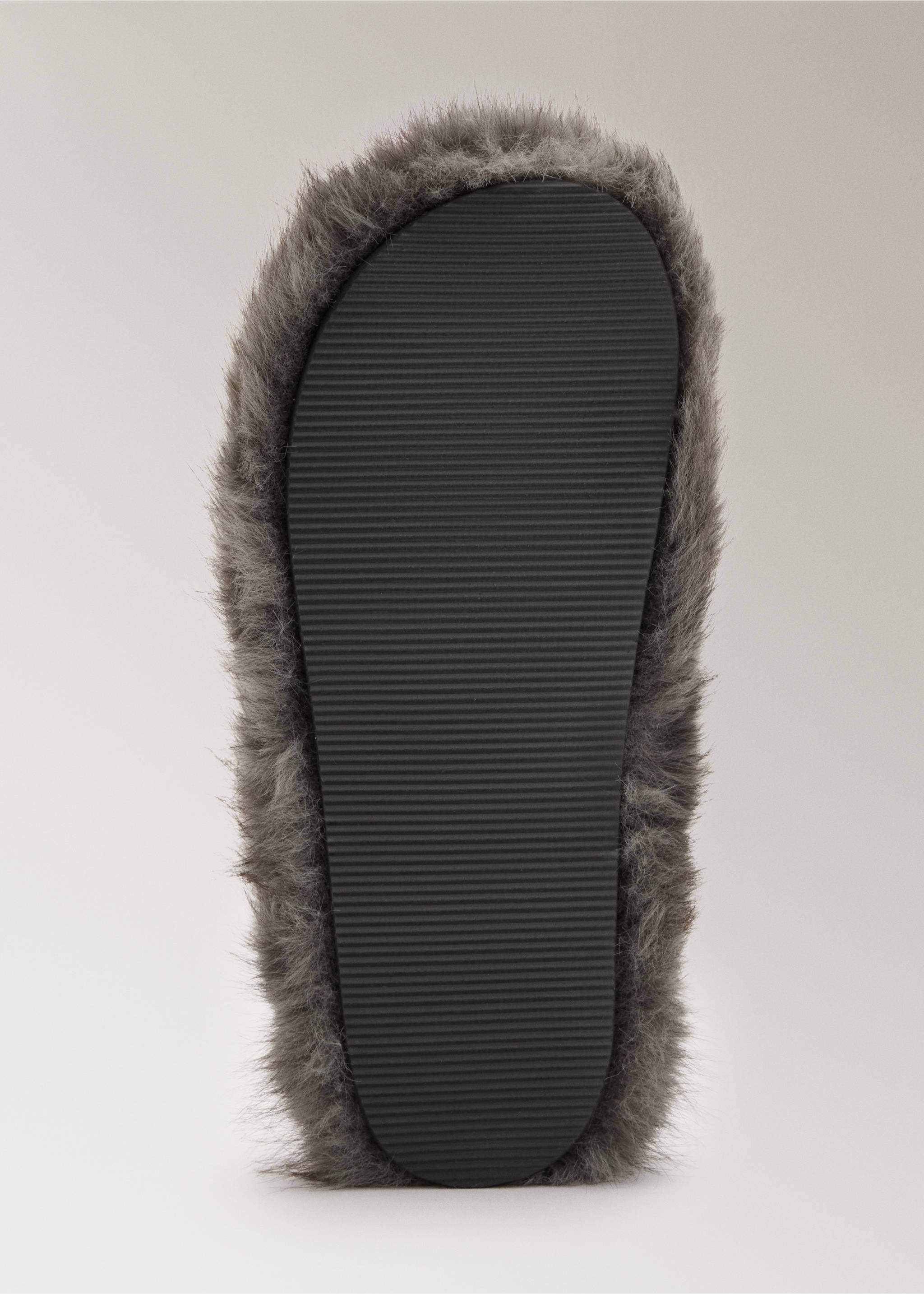 Chaussons maxi en fausse fourrure - Détail de l'article 3, Gris. Ref: 37082928-00.
