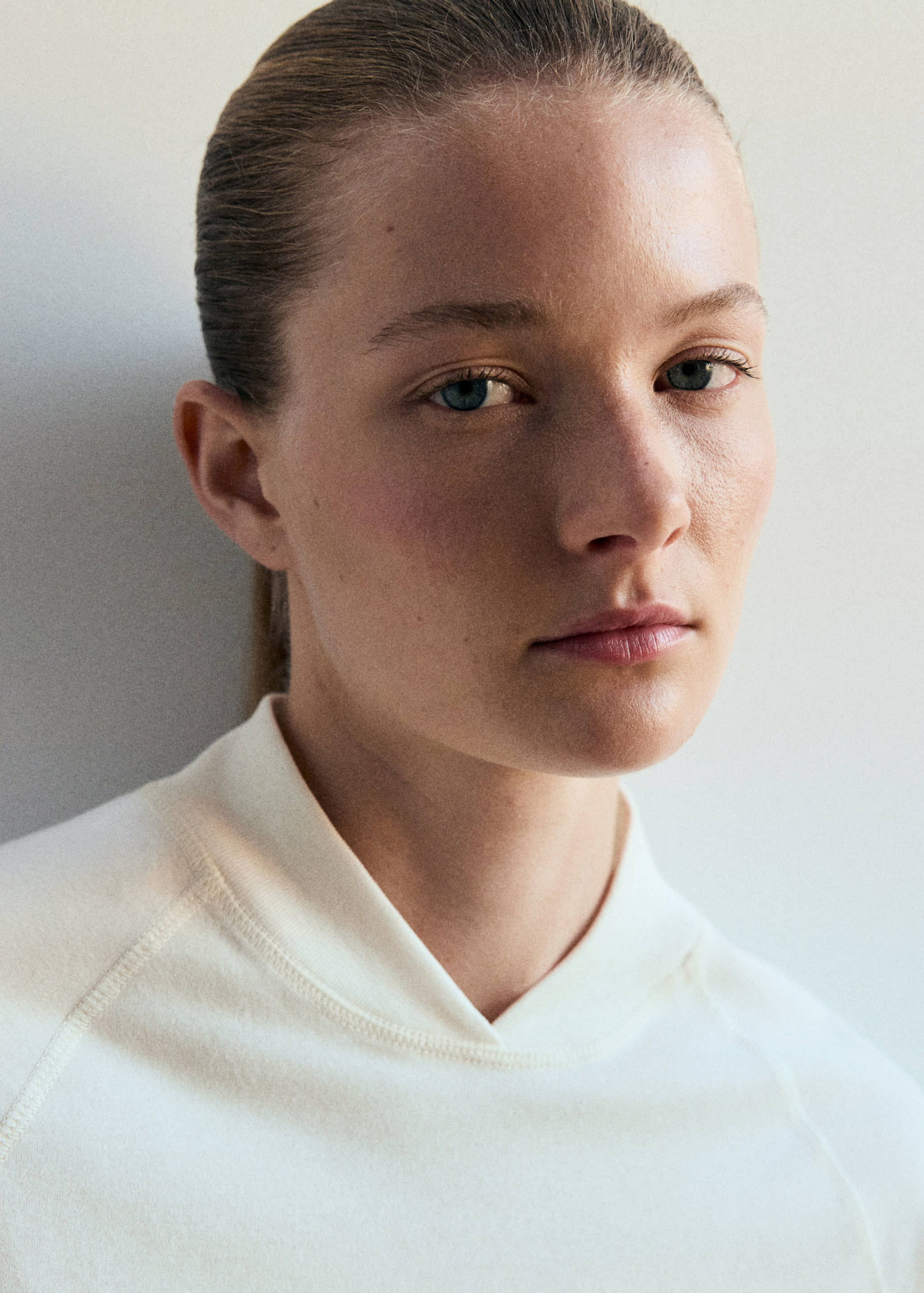 Soft cotton sweatshirt with drawstring detail - Details of the article 1