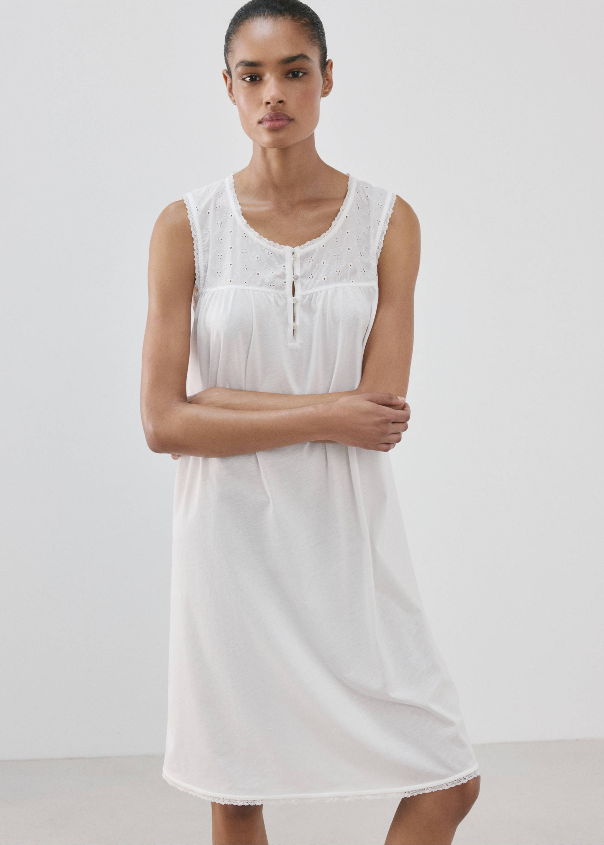 Cotton nightdress with broderie anglaise embroidery - Medium plane, White. Ref: 37082936-00.