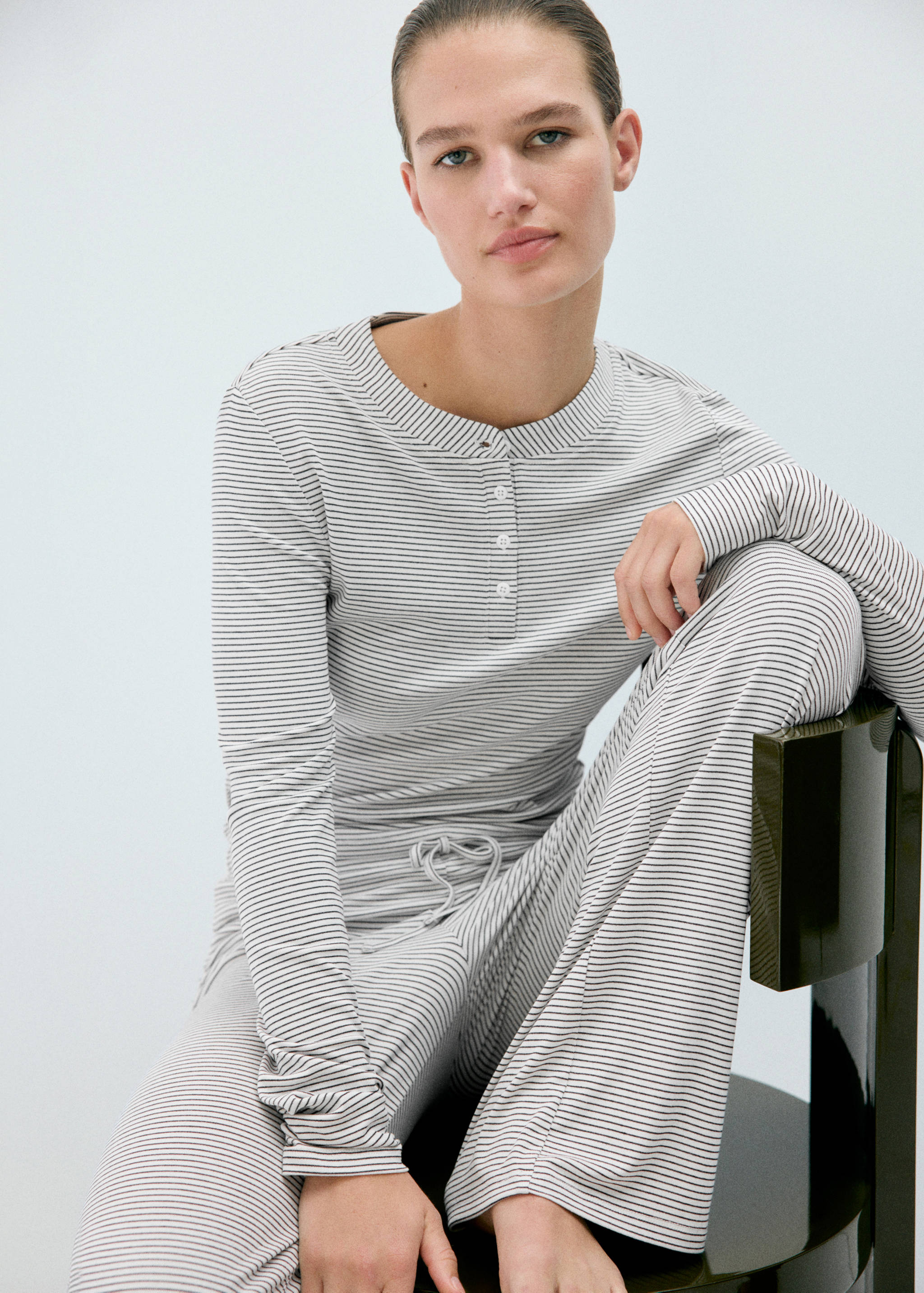 T-shirt de pyjama à rayures avec boutons - Détail de l'article 4