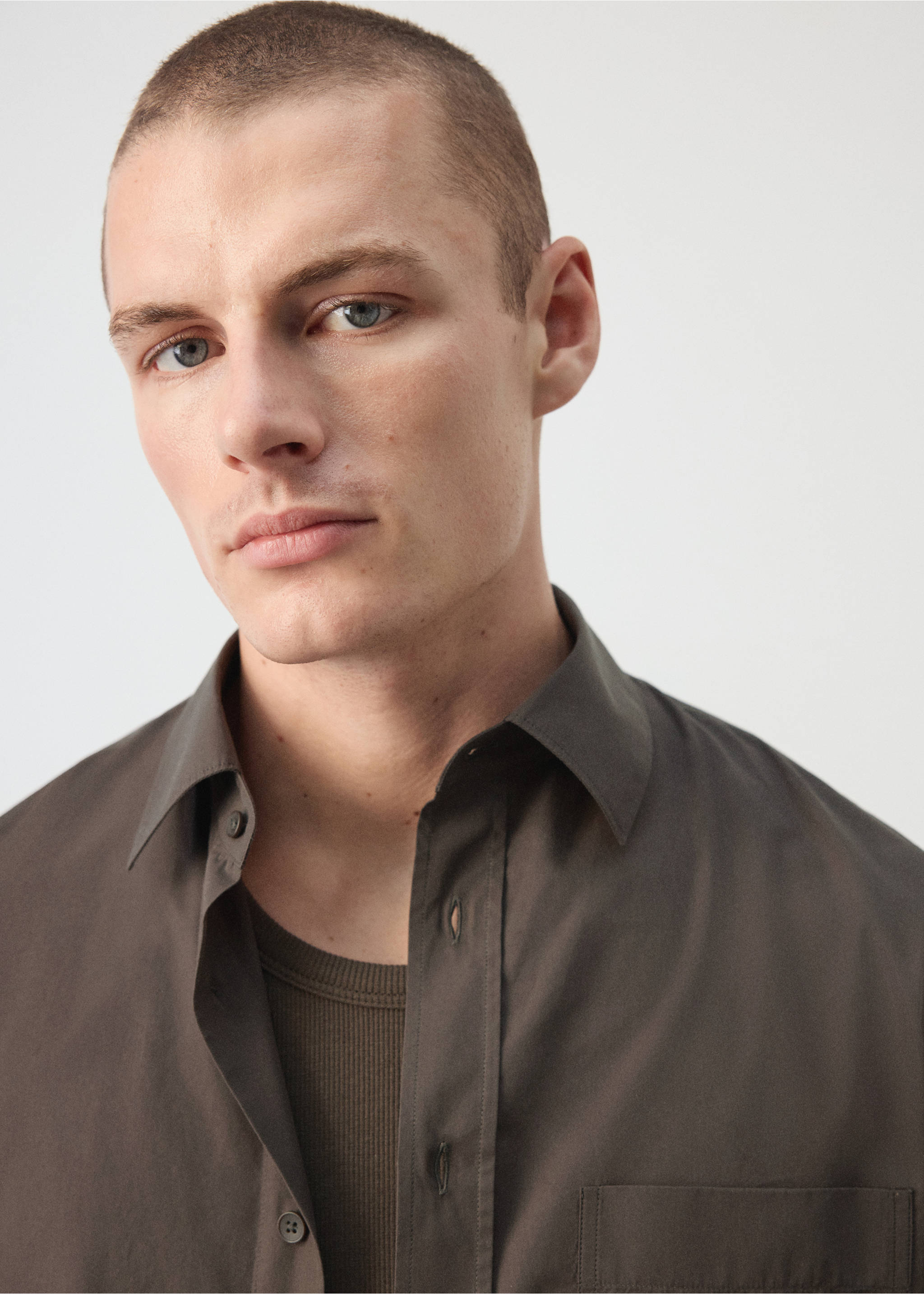 Camisa relaxed fit 100% algodón - Detalle del artículo 1, Chocolate. Ref: 37082949-00.