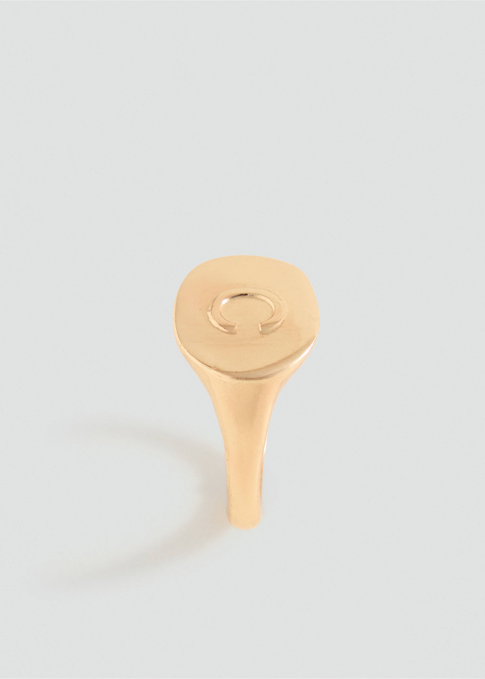 Signet ring with letter detail - Medium plane, Gold. Ref: 37082955-00.