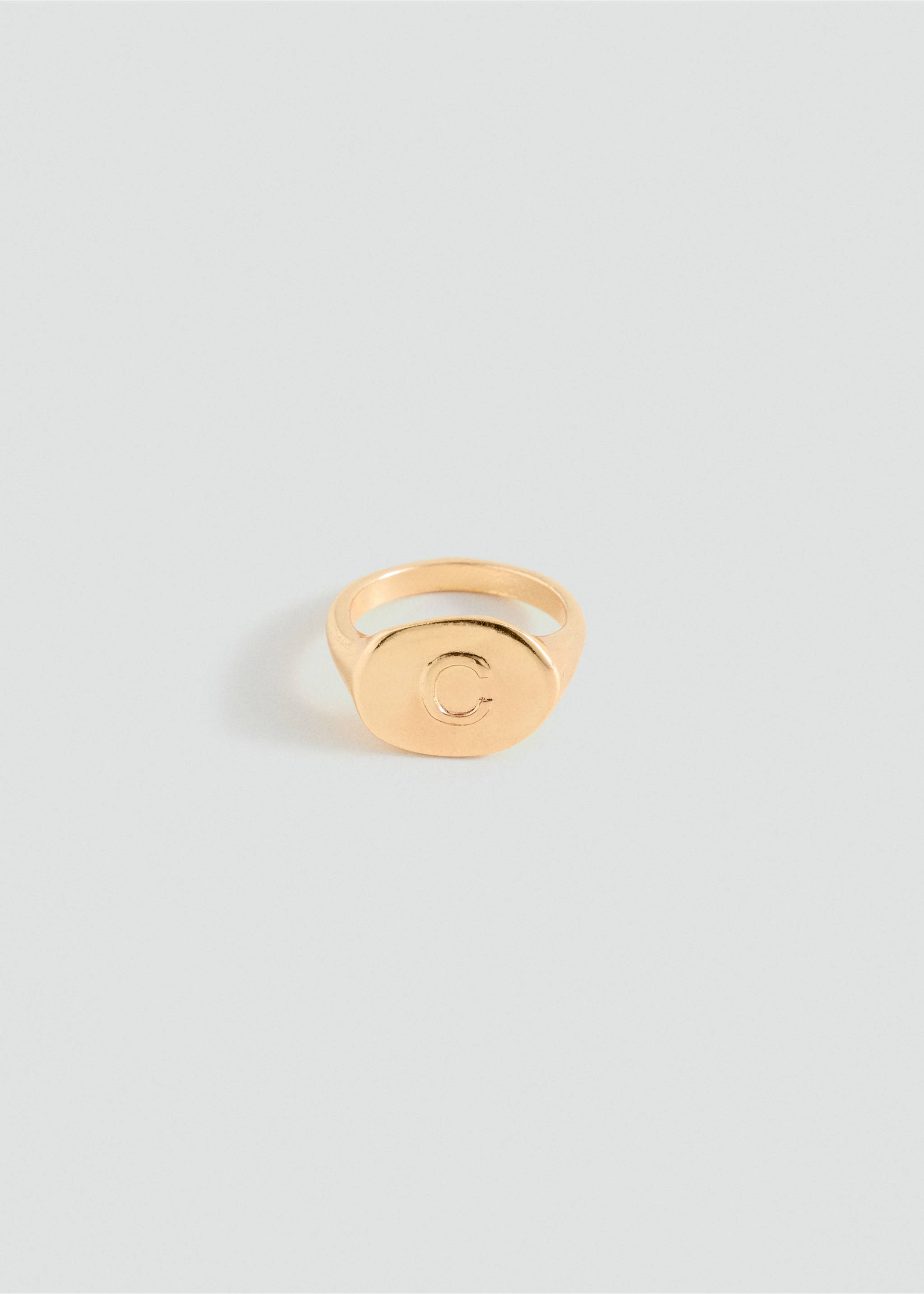 Signet ring with letter detail - Article without model, Gold. Ref: 37082955-00.
