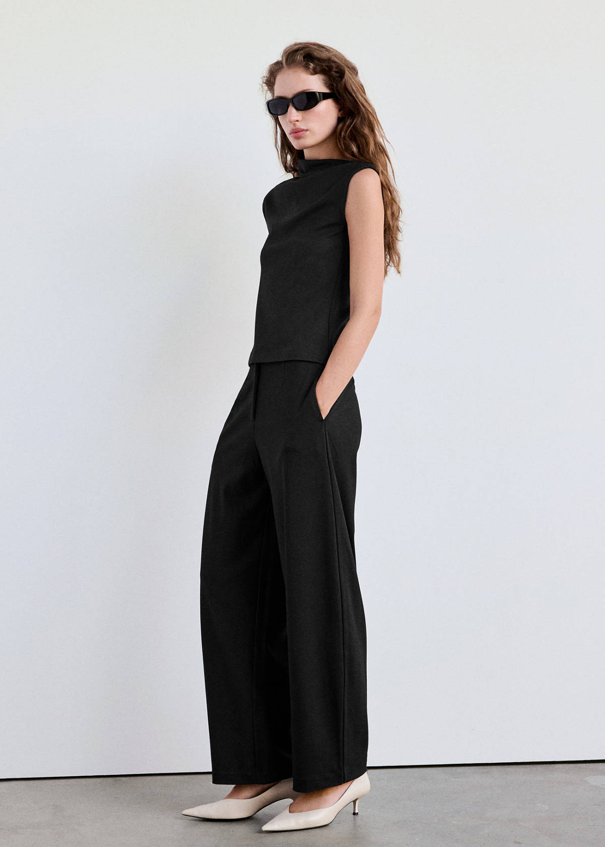 Straight mid-rise trousers — Black