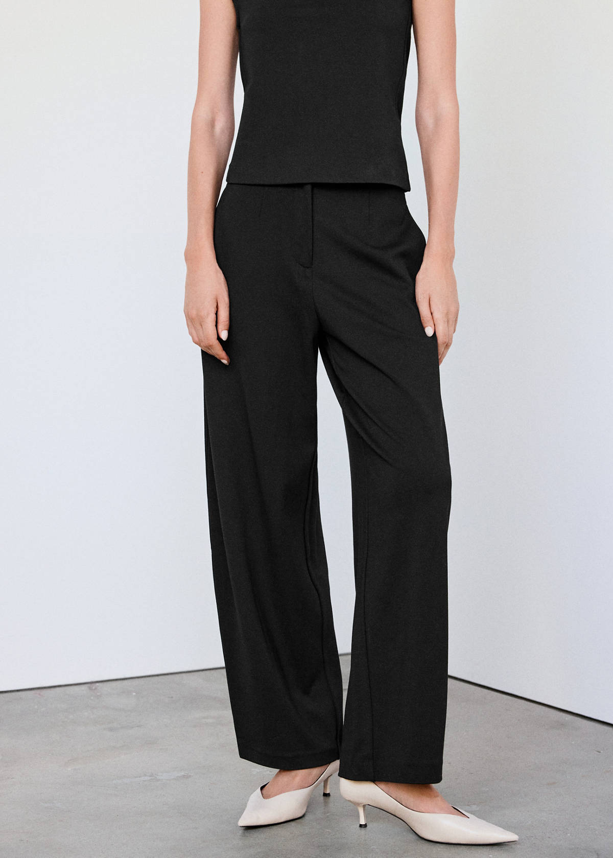Straight mid-rise trousers — Black