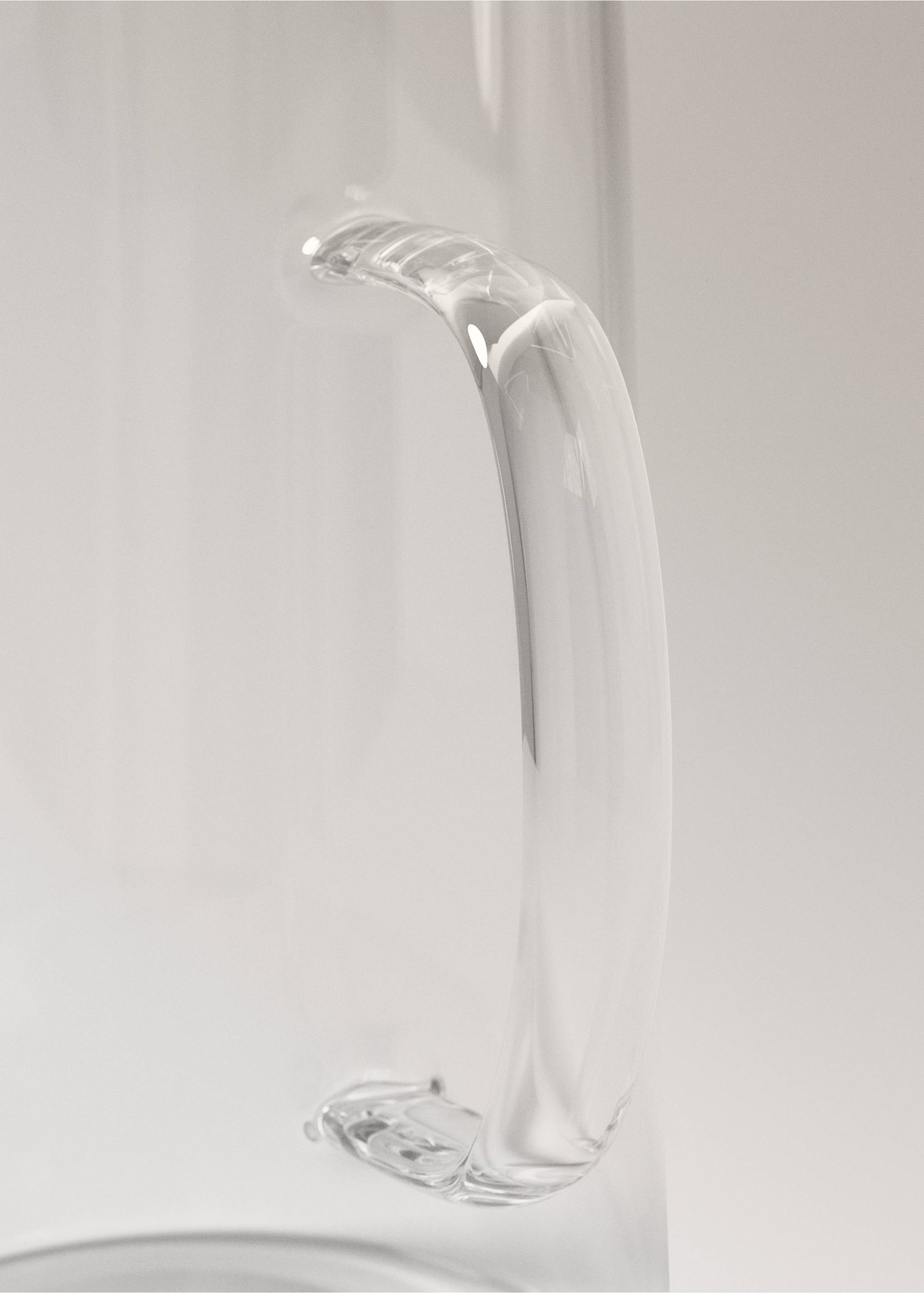 Glass jug with handle - Details of the article 1, Black. Ref: 37083285-00.