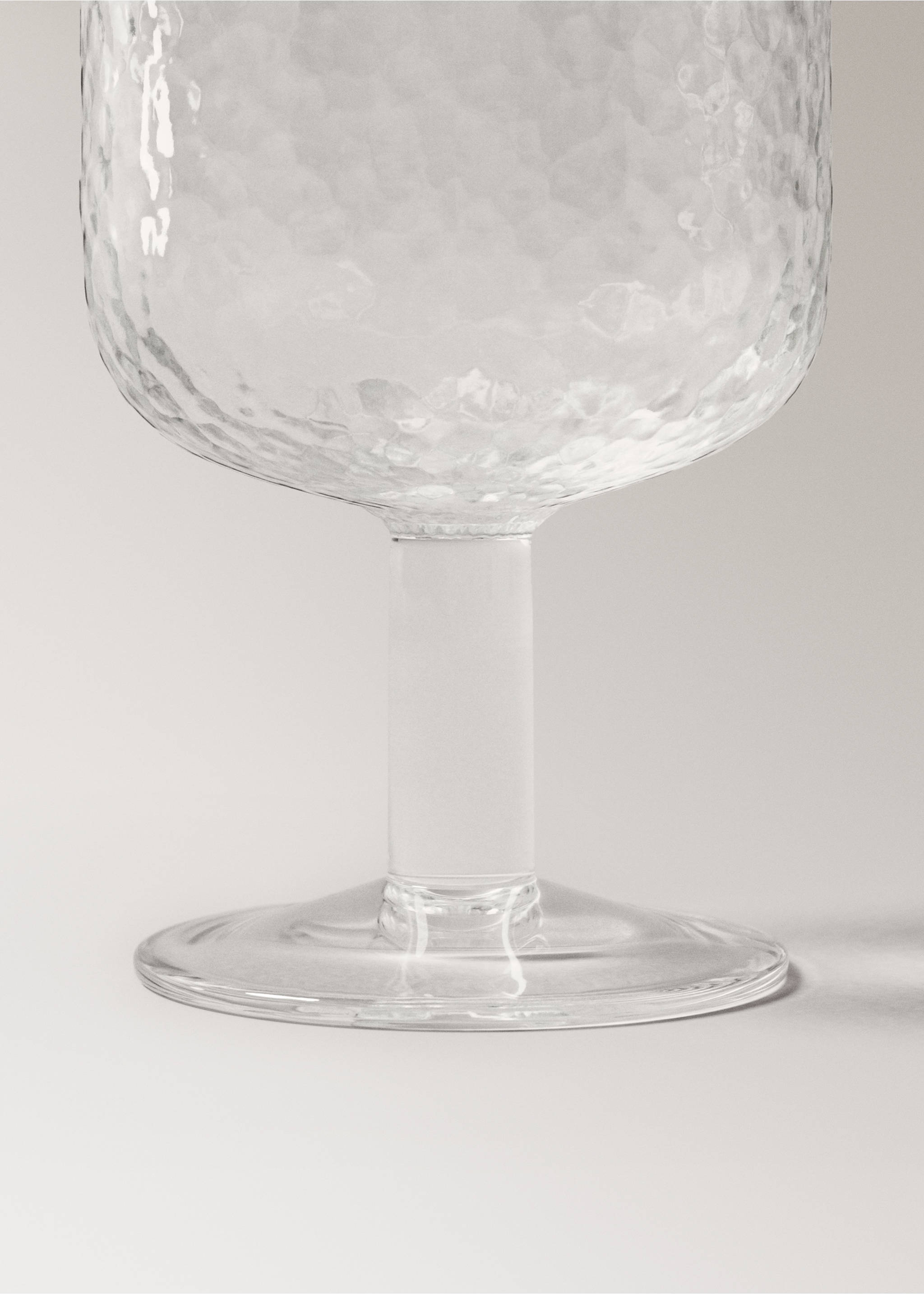 Hammered stem glass - Details of the article 1, Off White. Ref: 37083288-00.