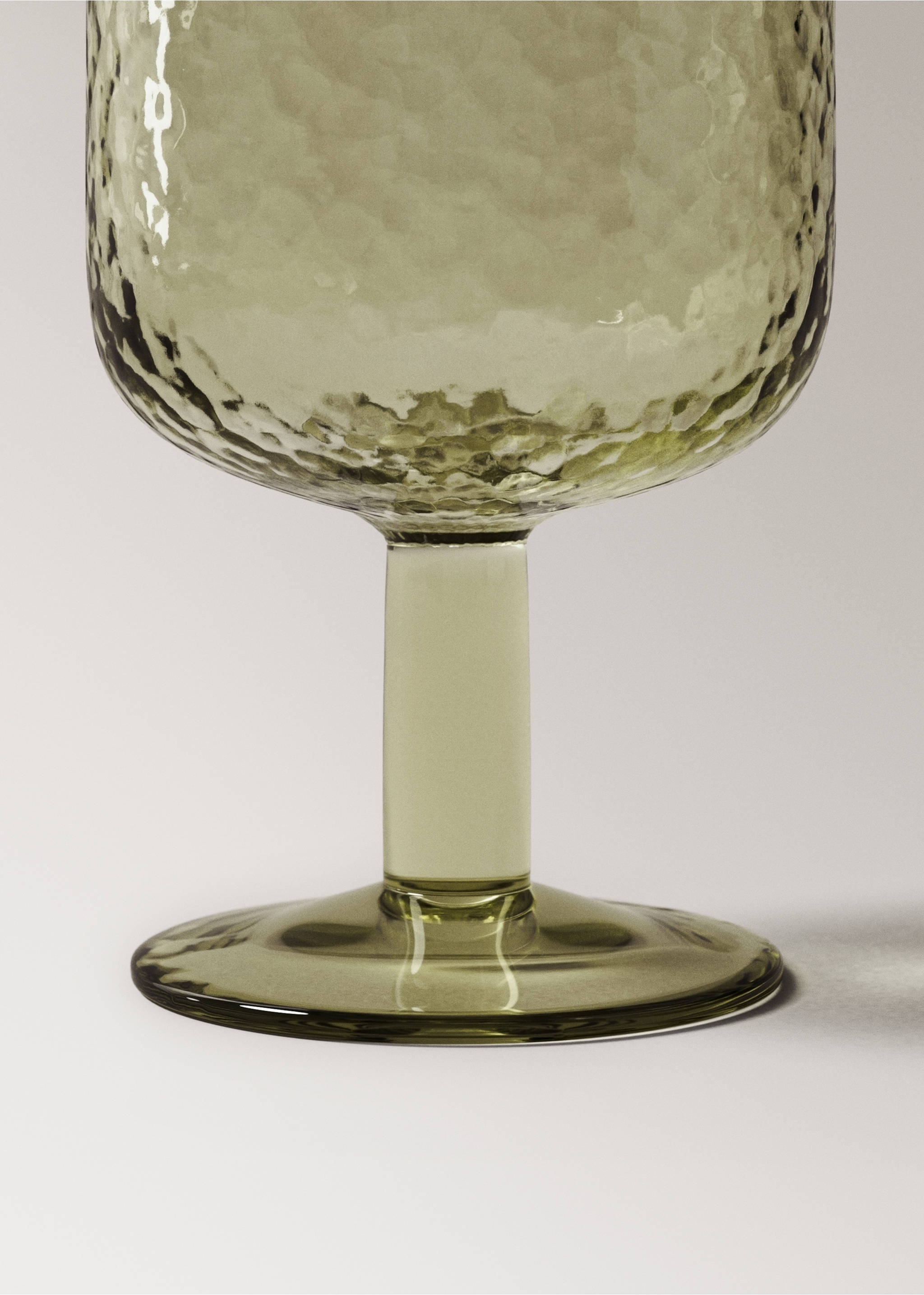 Hammered stem glass - Details of the article 2, Green. Ref: 37083288-00.