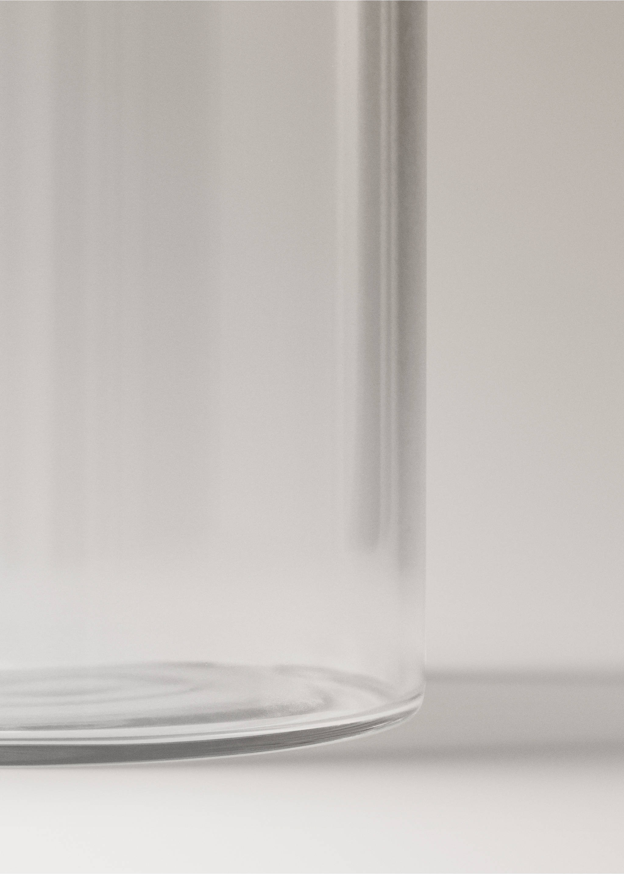 Transparent glass jug - Details of the article 1, Black. Ref: 37083297-00.