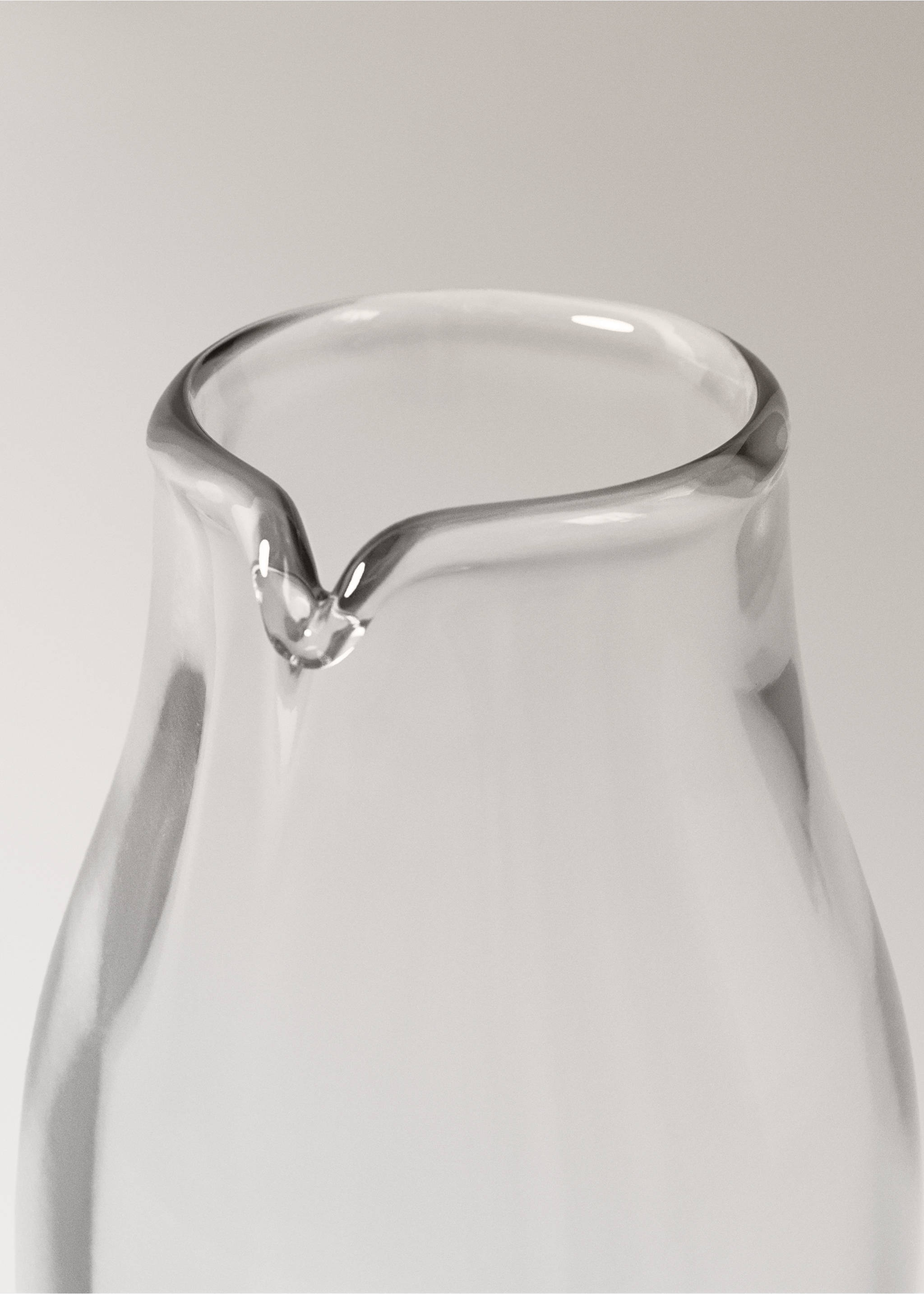 Transparent glass jug - Details of the article 2, Black. Ref: 37083297-00.