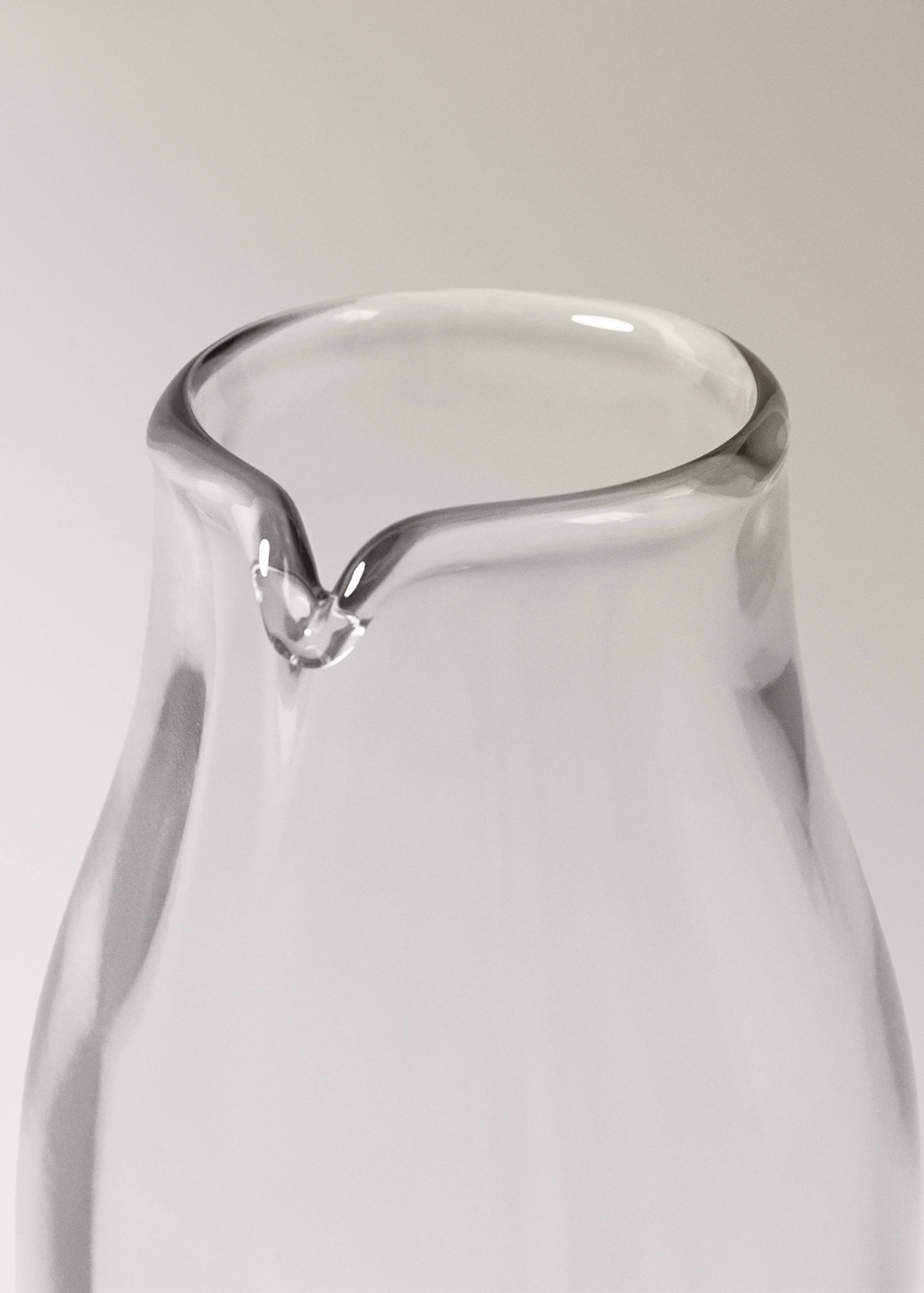 Transparent glass jug - Details of the article 2