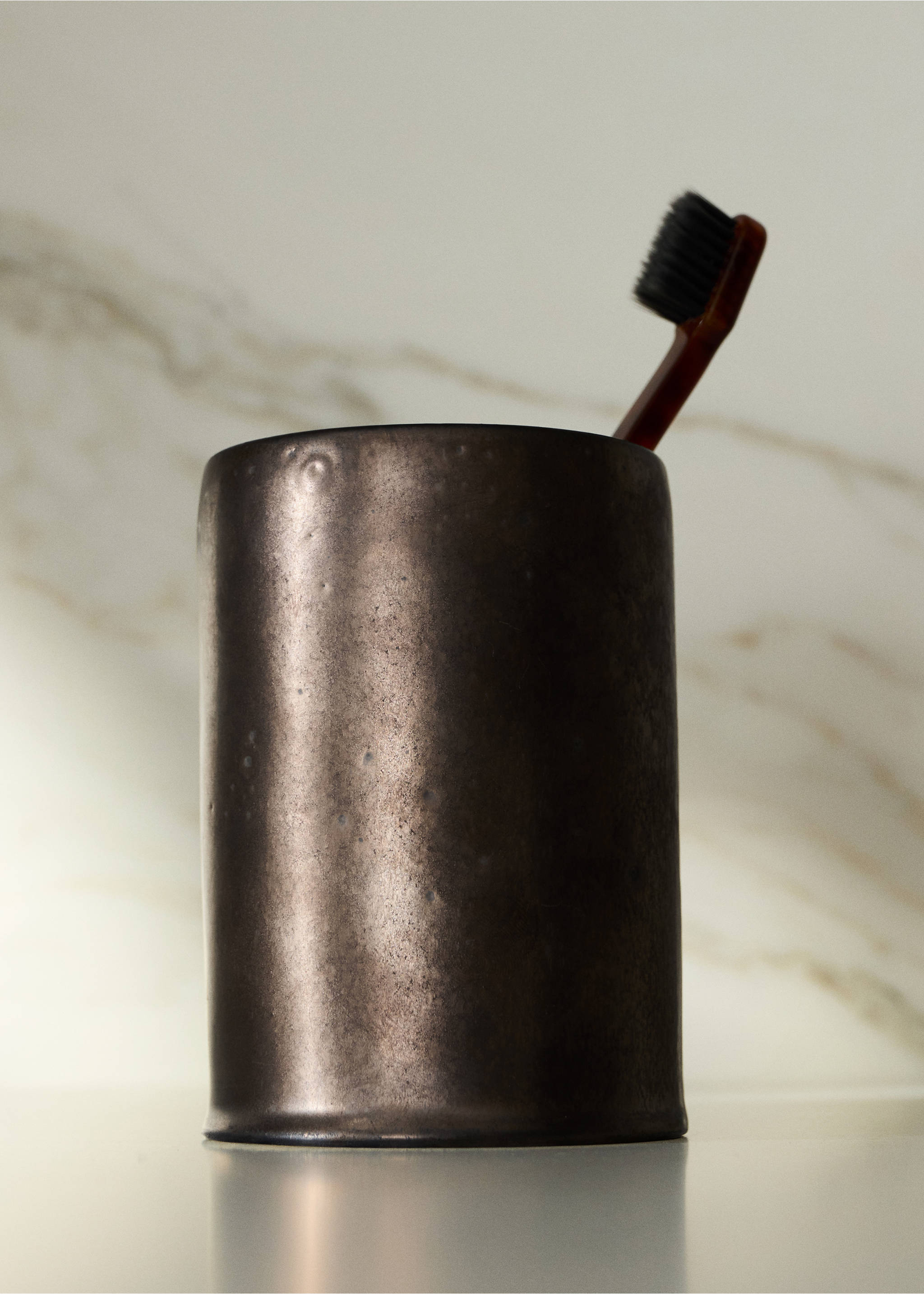 Cylindrical ceramic toothbrush holder - General plane, Brown. Ref: 37083301-00.