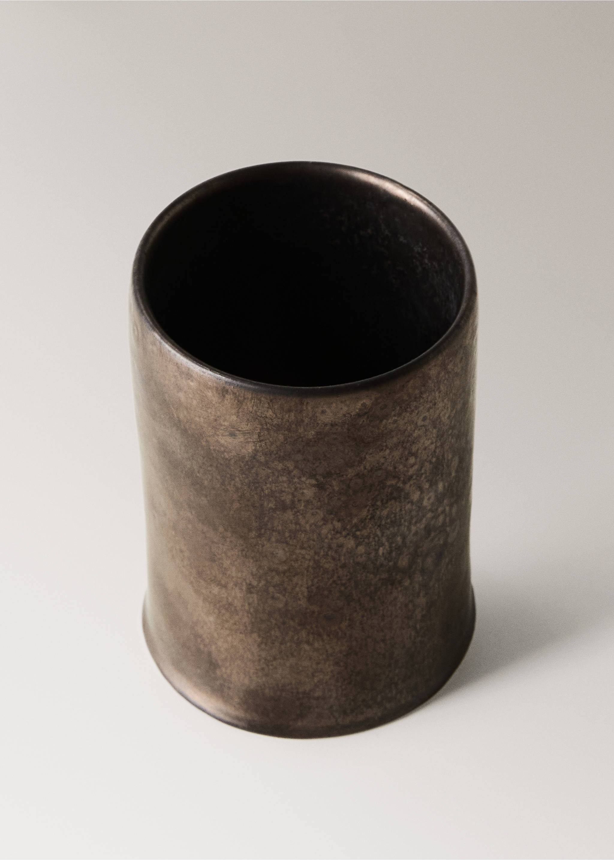 Cylindrical ceramic toothbrush holder - Details of the article 1, Brown. Ref: 37083301-00.