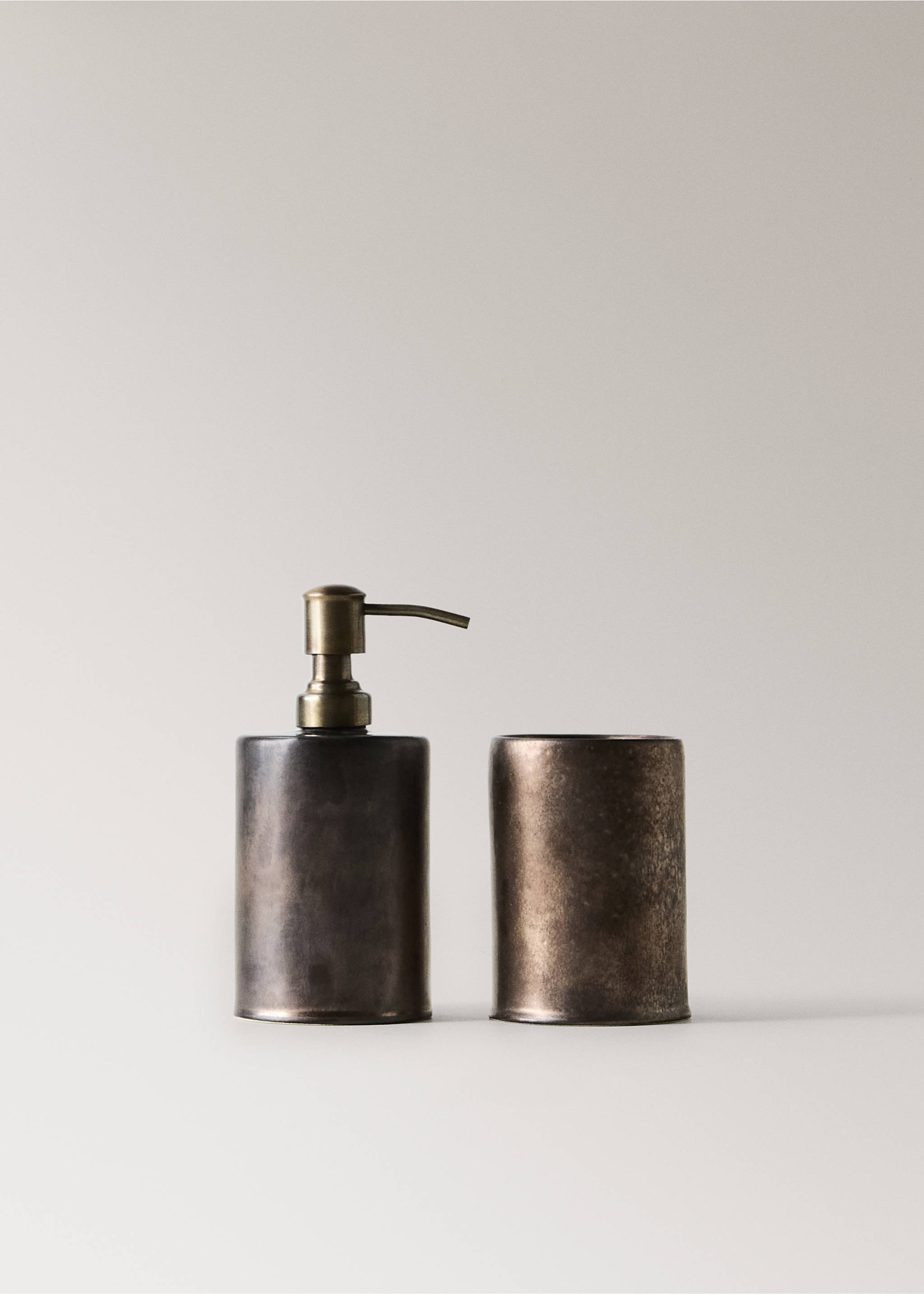 Cylindrical ceramic toothbrush holder - Details of the article 3, Brown. Ref: 37083301-00.