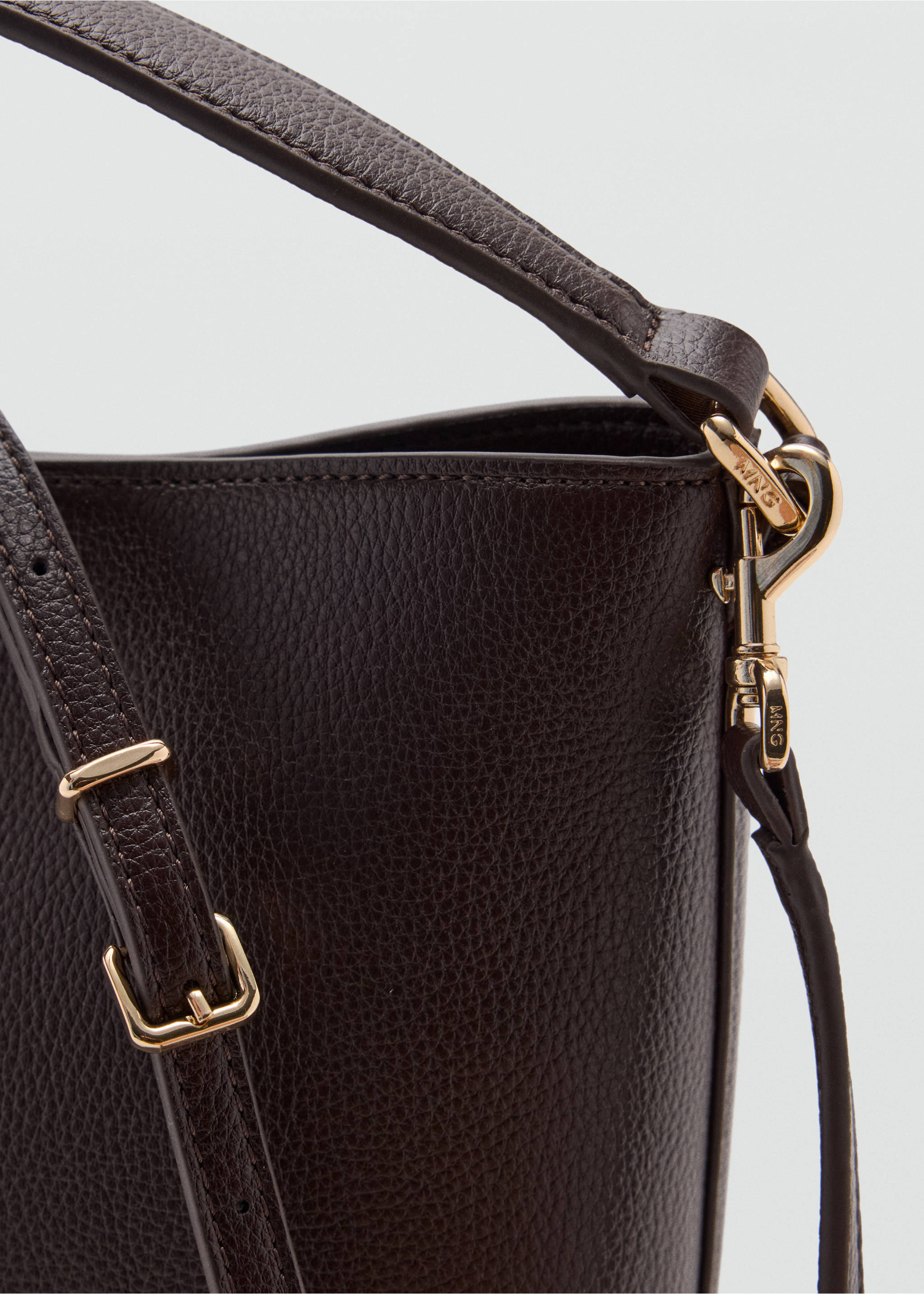 Bucket Bag mit Ledereffekt - Detail des Artikels 2, Schokolade. Ref: 37083316-00.