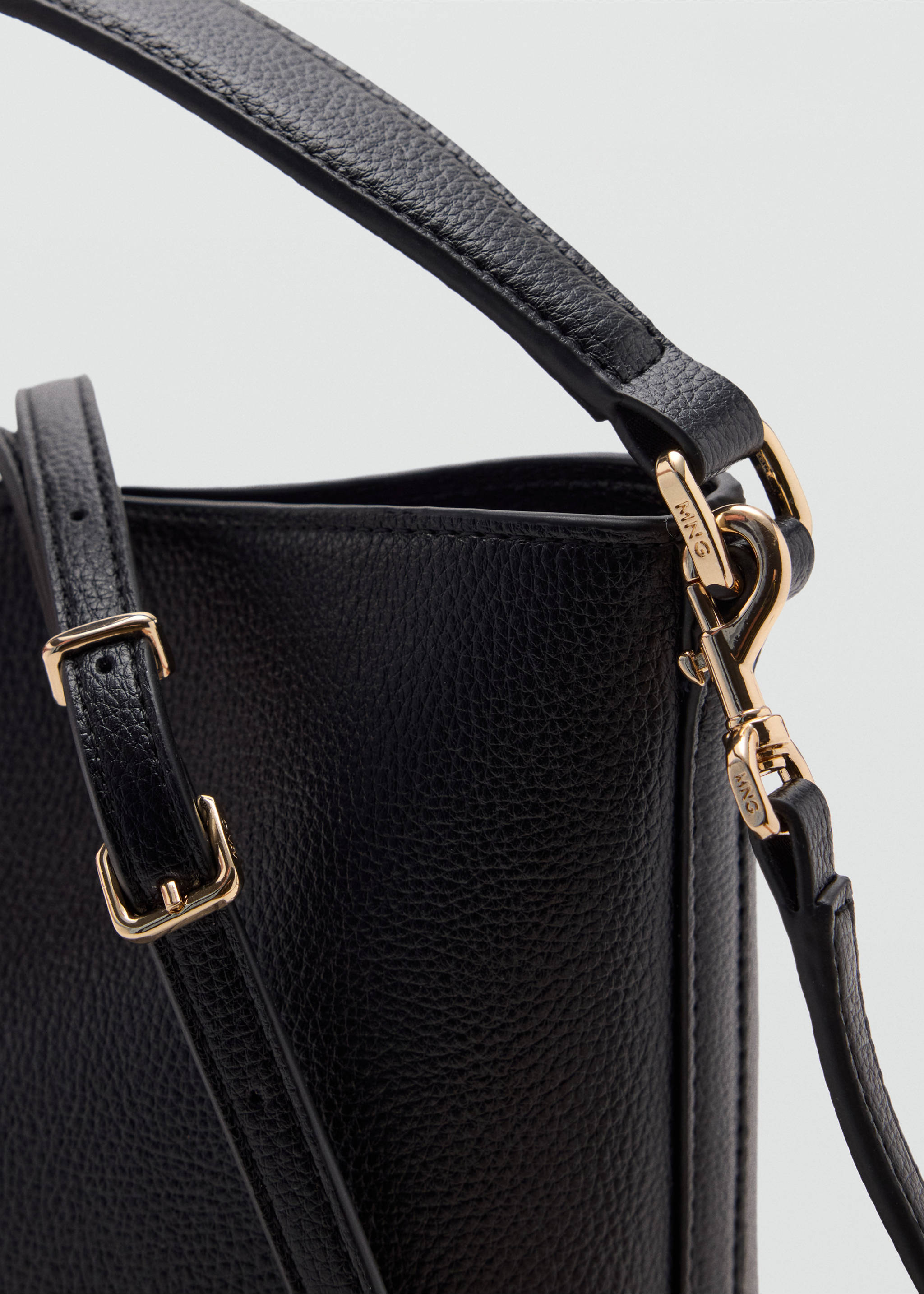 Bucketbag met leereffect - Detail van het artikel 2, Zwart. Ref: 37083316-00.