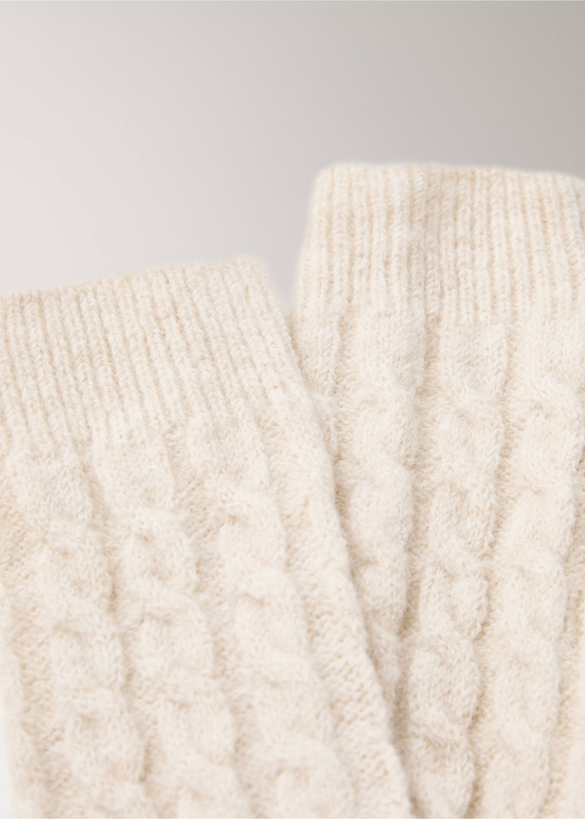 Chunky-knitted braided socks - Details of the article 1, Ecru. Ref: 37083319-00.
