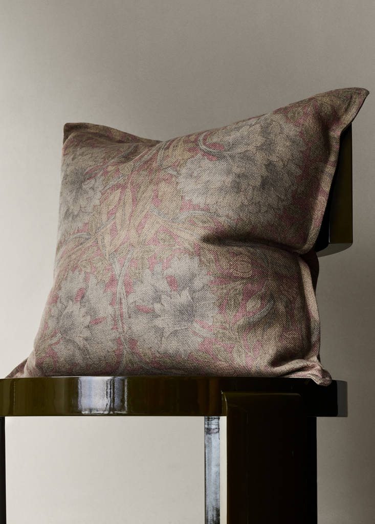 Floral print 100% linen cushion cover 50x50 cm — Pink