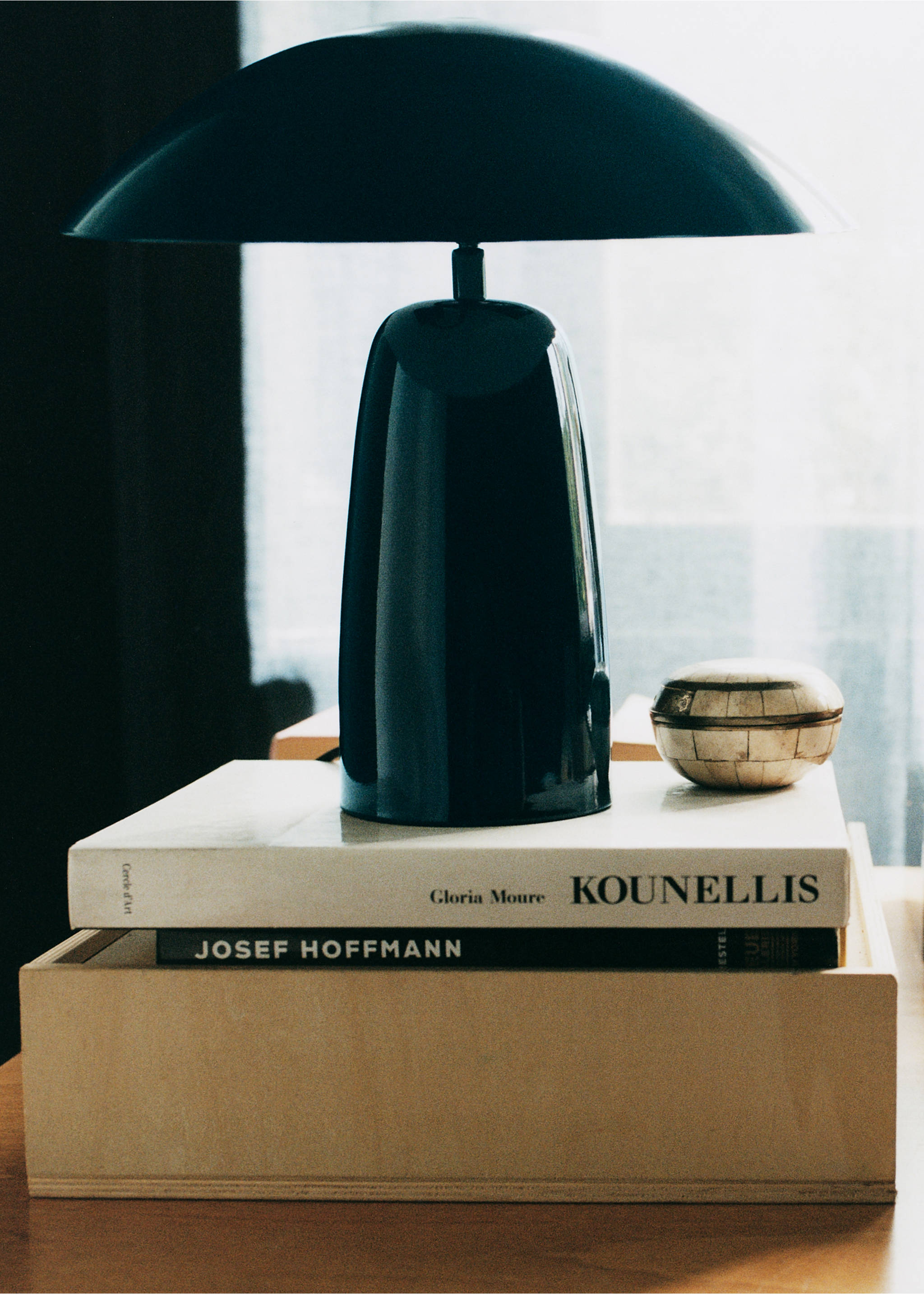Metal table lamp with metal lampshade - Details of the article 5, Petrol Blue. Ref: 37083858-00.