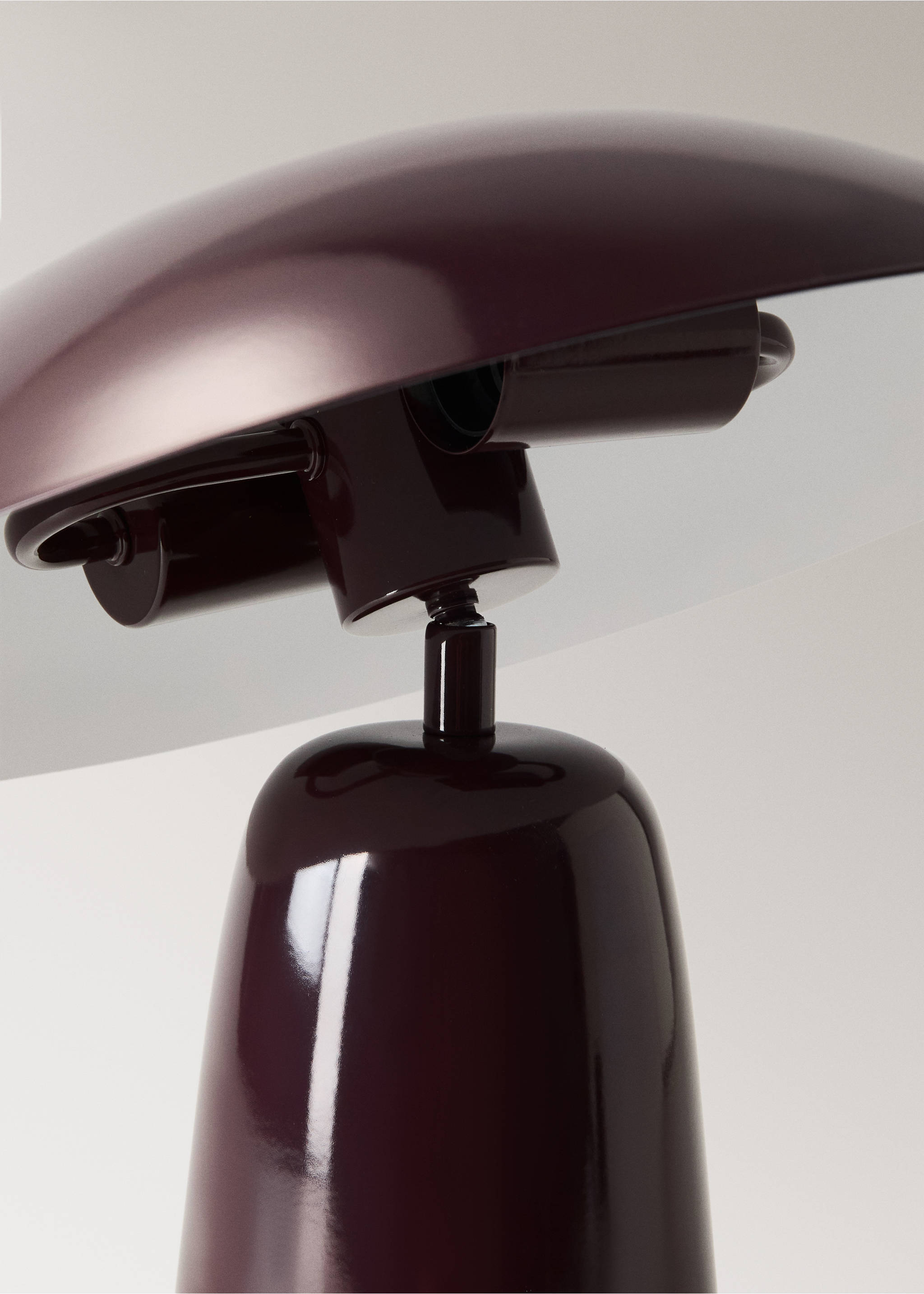 Table lamp with metal shade - Details of the article 1, Burgundy. Ref: 37083858-00.