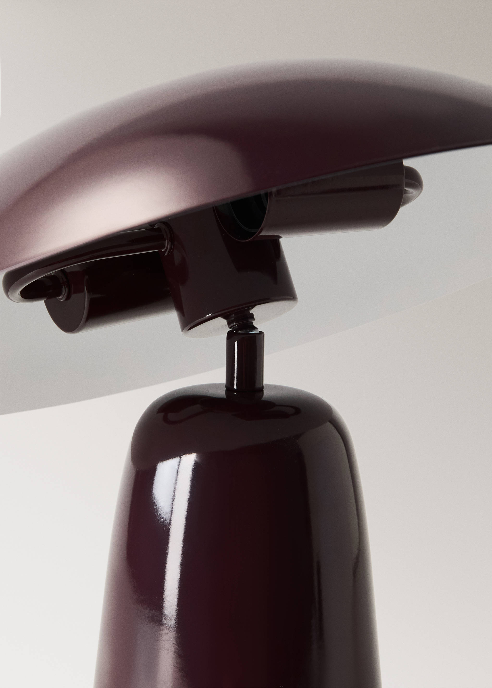 Table lamp with metal shade - Details of the article 1