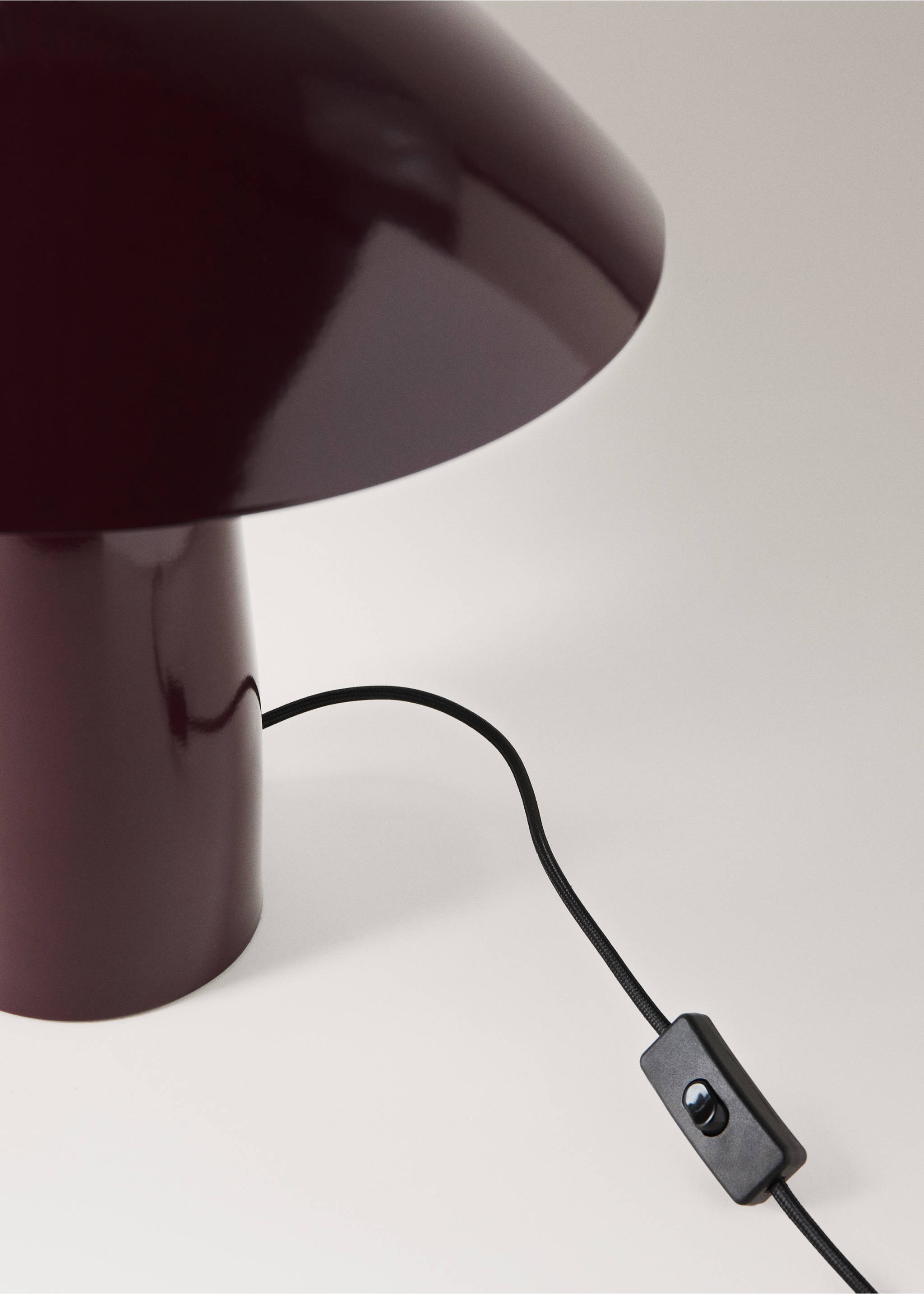 Table lamp with metal shade - Details of the article 2, Burgundy. Ref: 37083858-00.