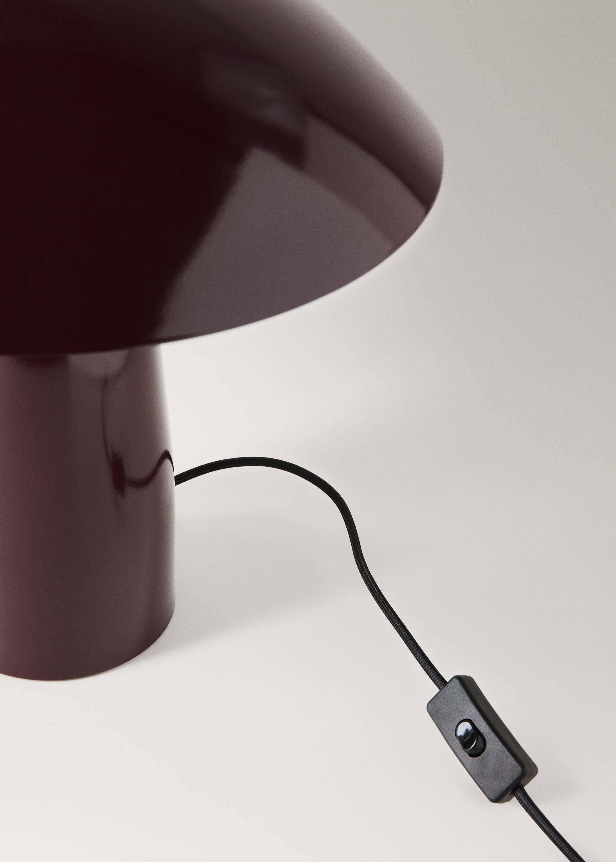 Table lamp with metal shade - Details of the article 2