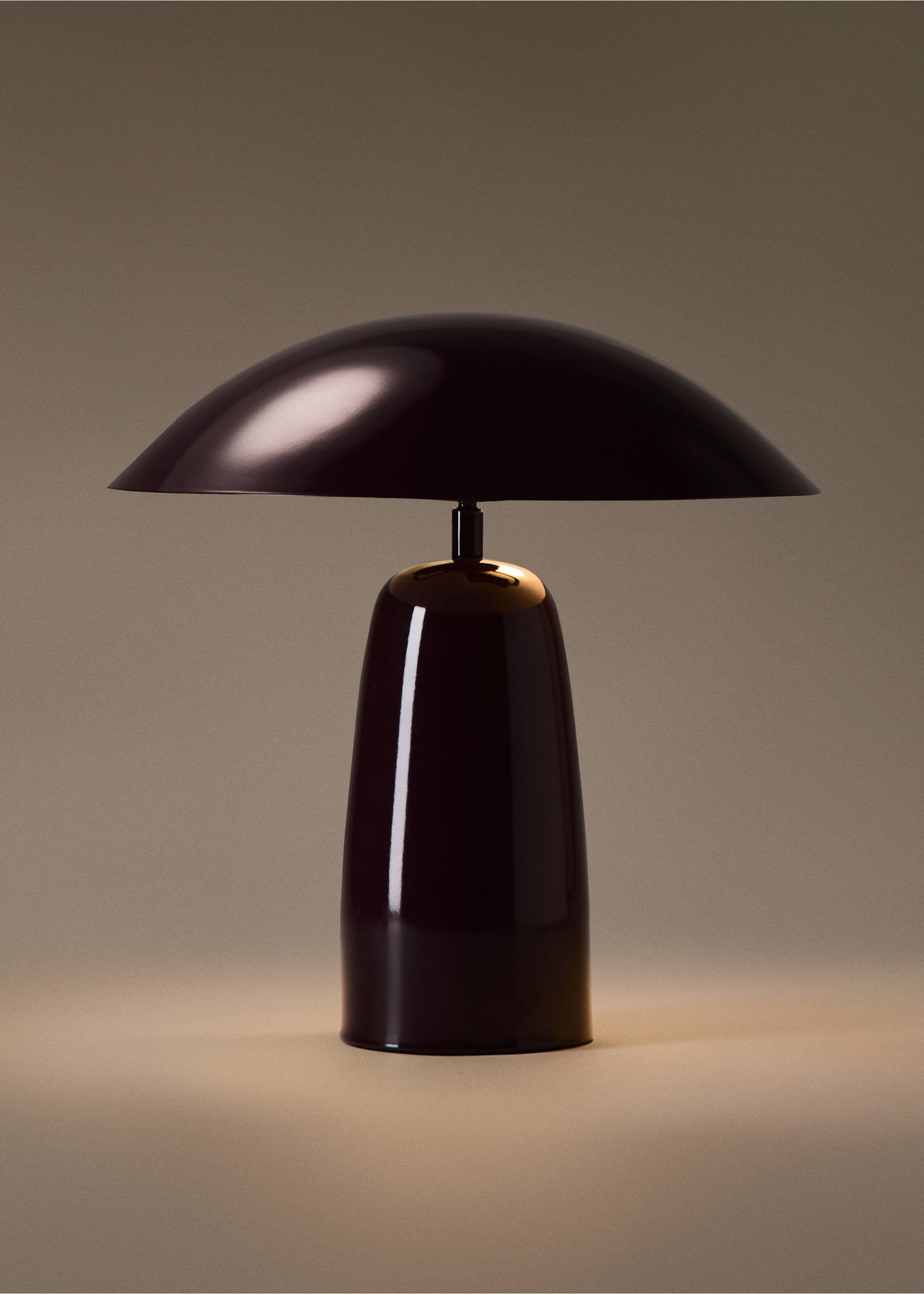 Table lamp with metal shade - Details of the article 3, Burgundy. Ref: 37083858-00.