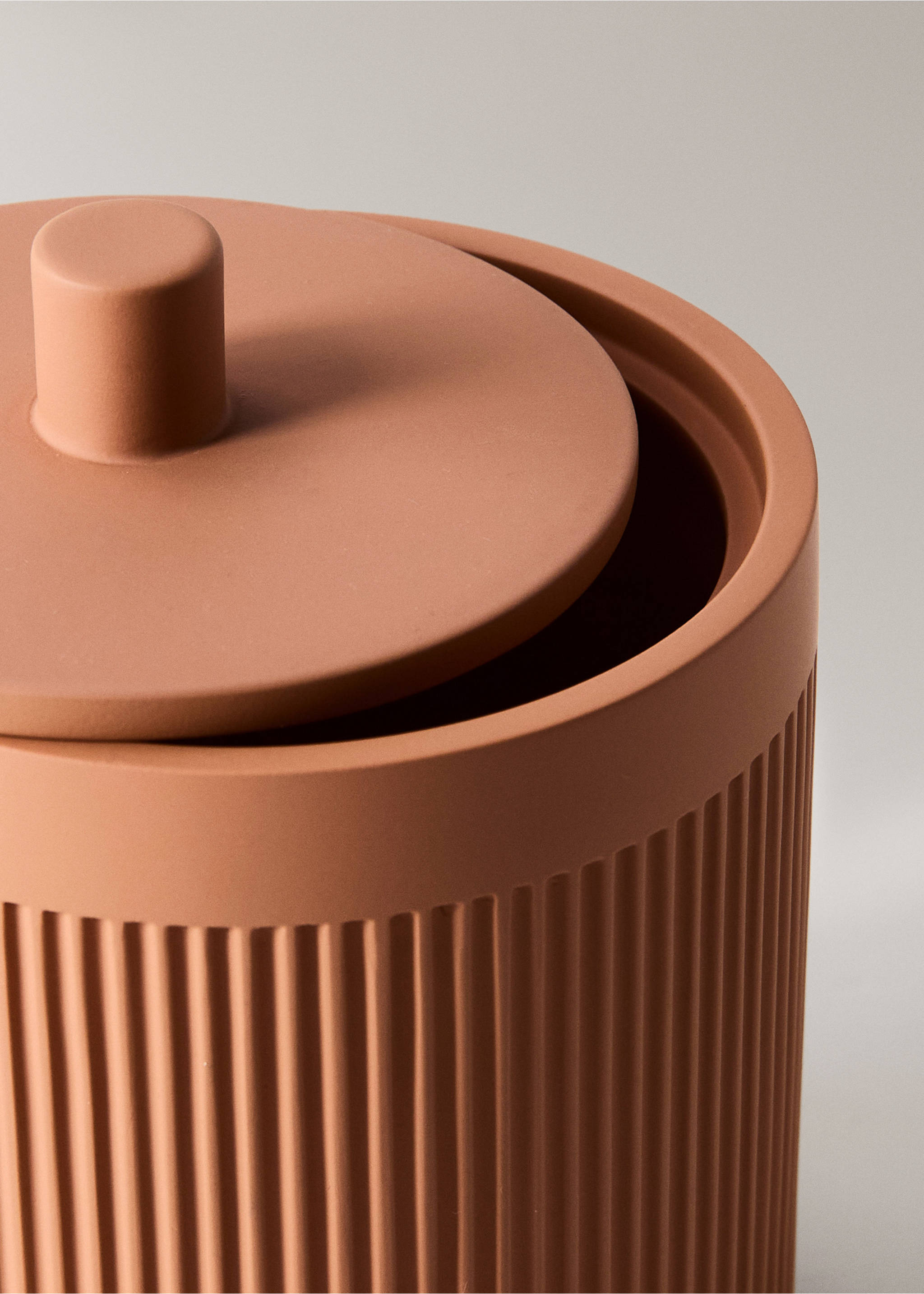 Striped resin bathroom canister - Details of the article 2, Ochre. Ref: 37083859-00.