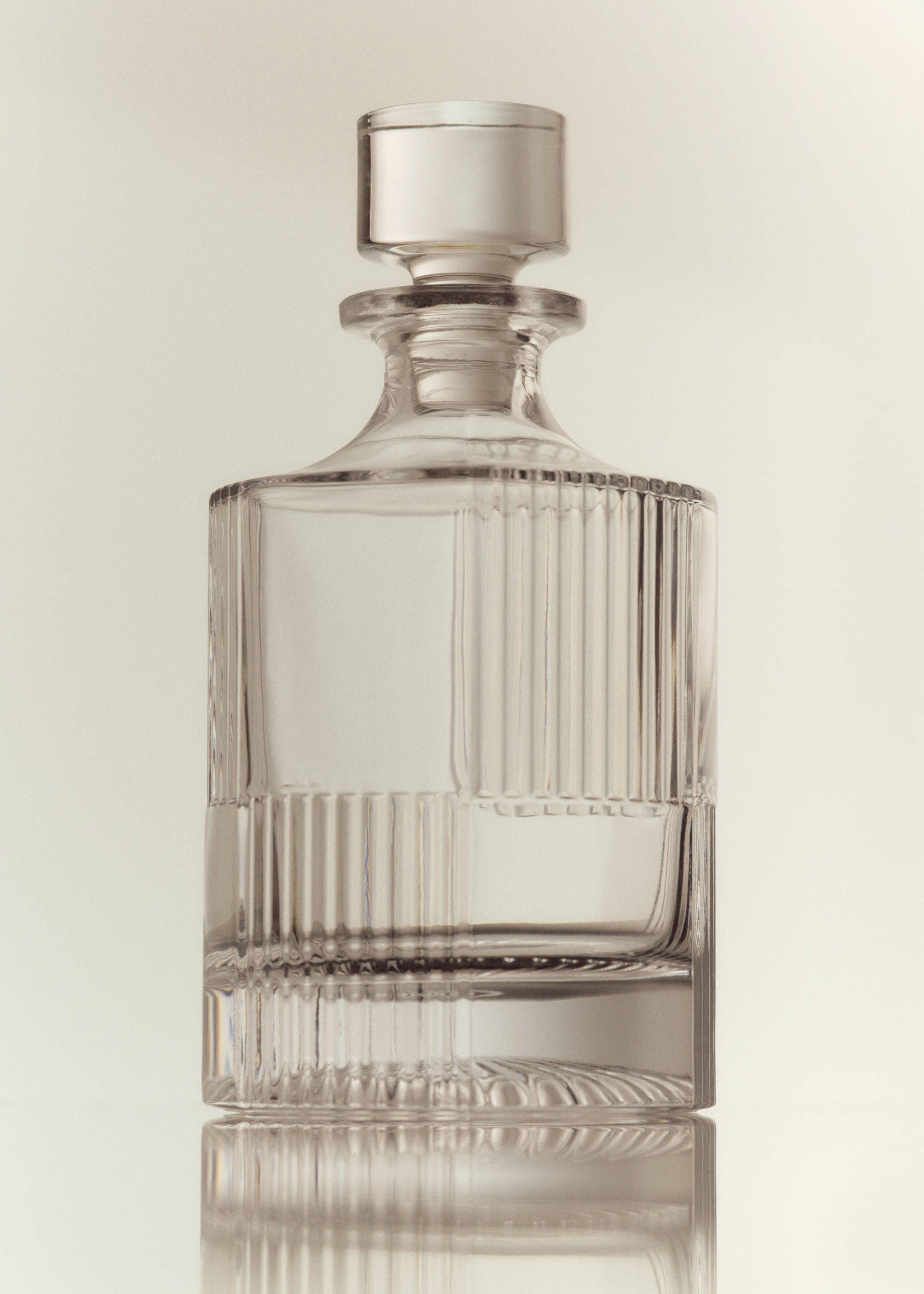 Cut glass bottle - Details of the article 5, Black. Ref: 37083866-00.