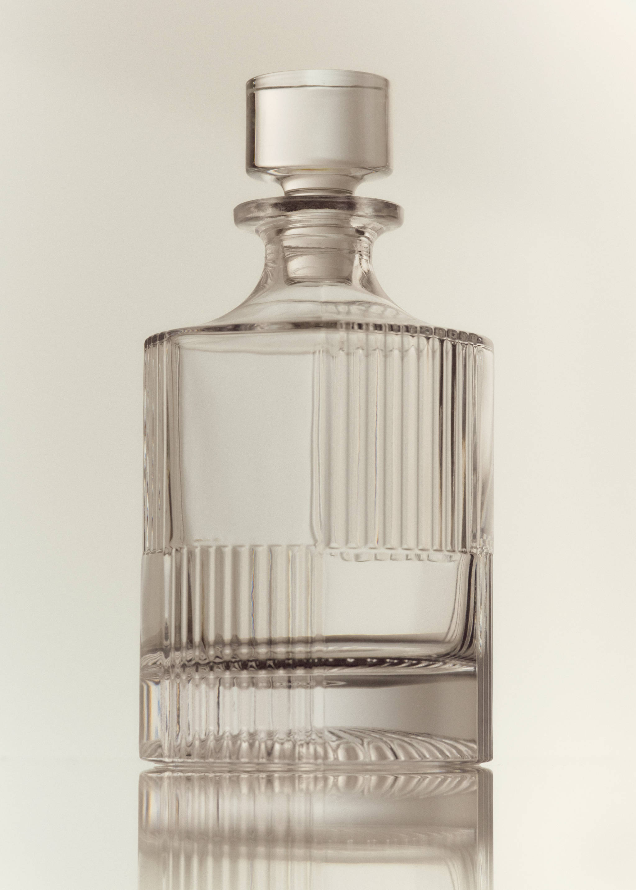Cut glass bottle - Details of the article 5