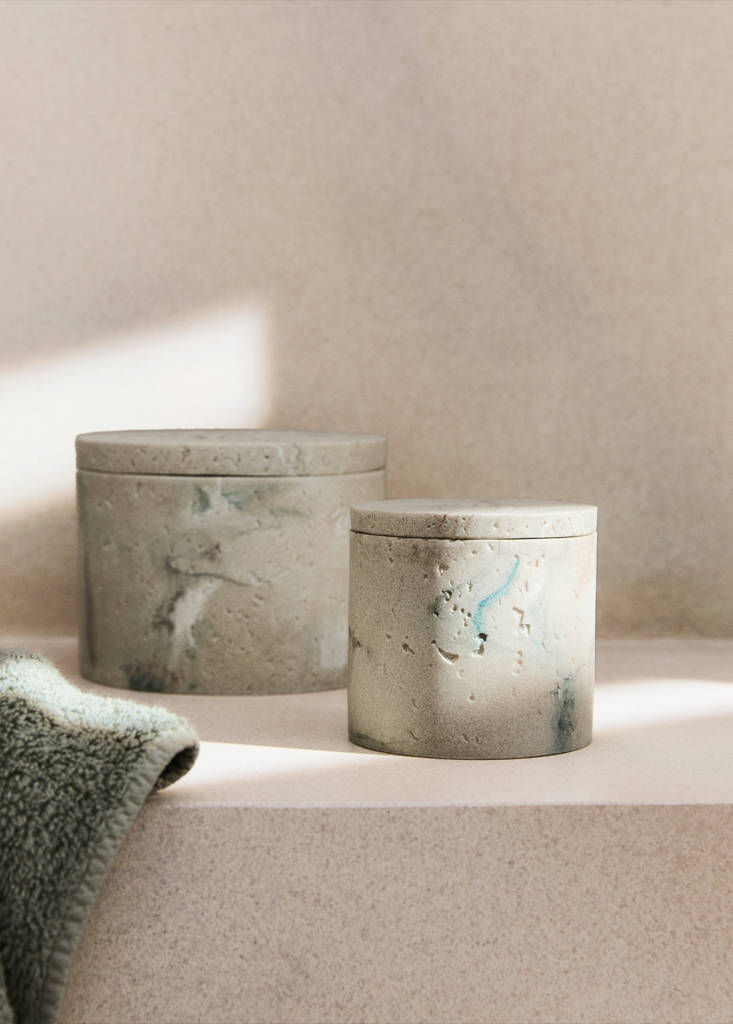 Small travertine-effect resin bathroom jar — Sand