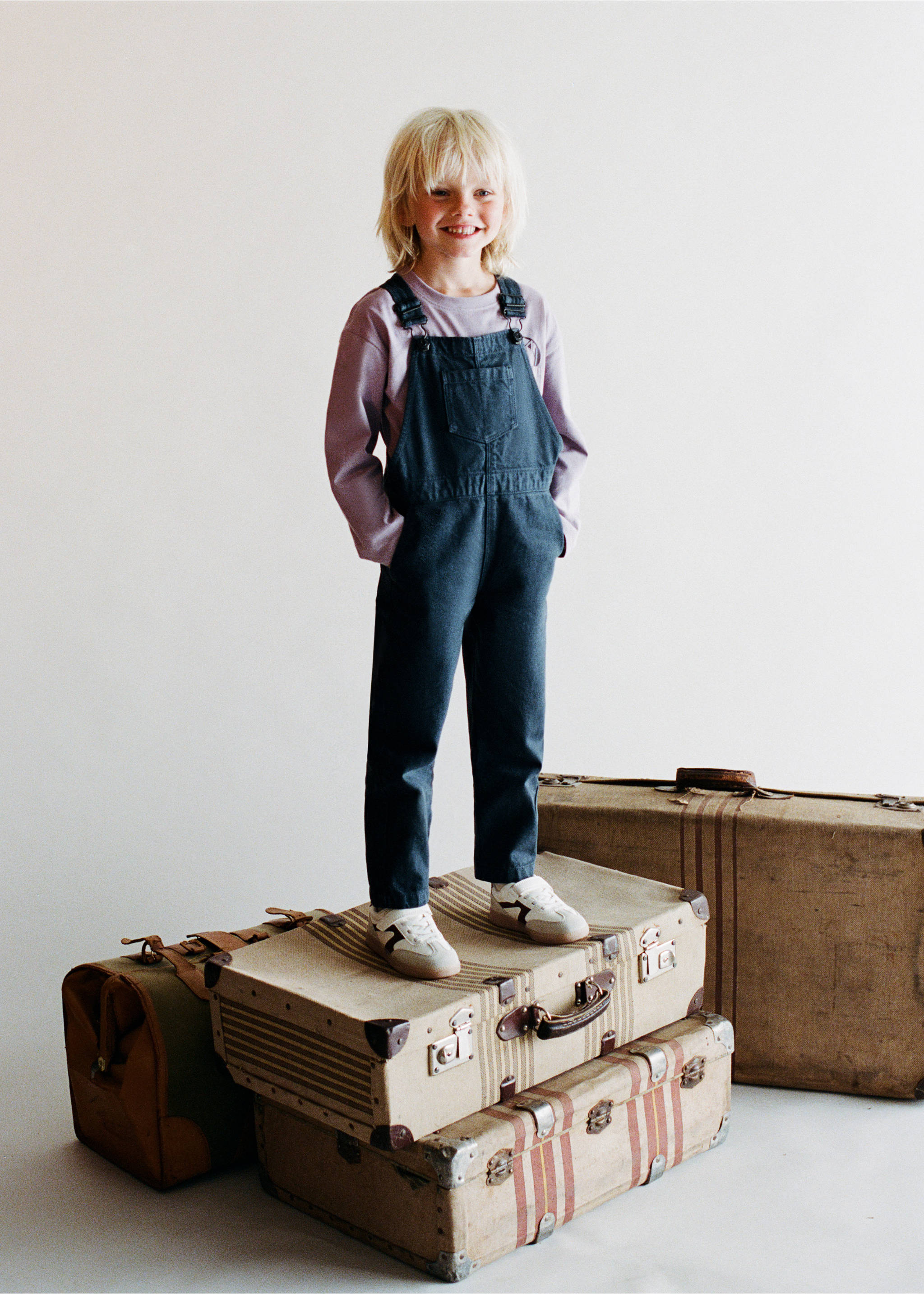 Denim dungarees with pockets - Details of the article 5, Navy. Ref: 37083870-00.