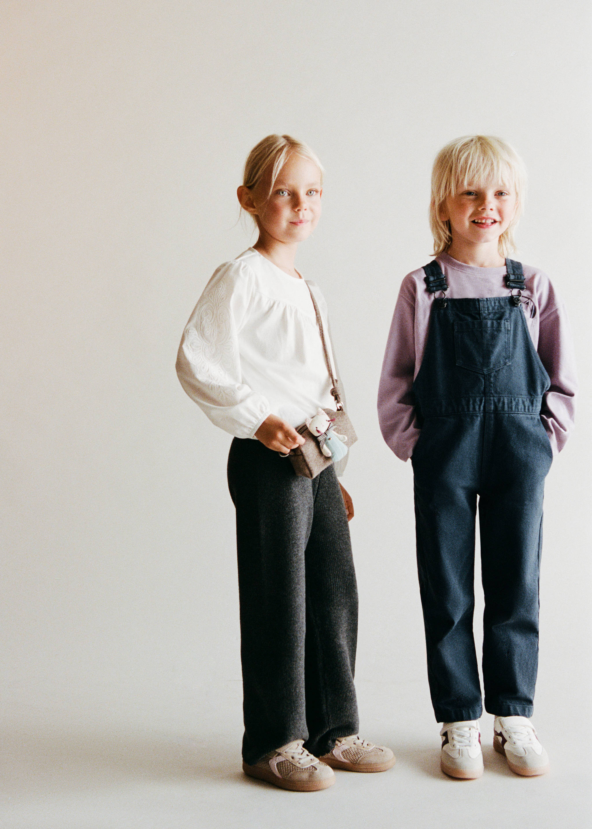 Latzhose aus Jeans mit Taschen - Detail des Artikels 6