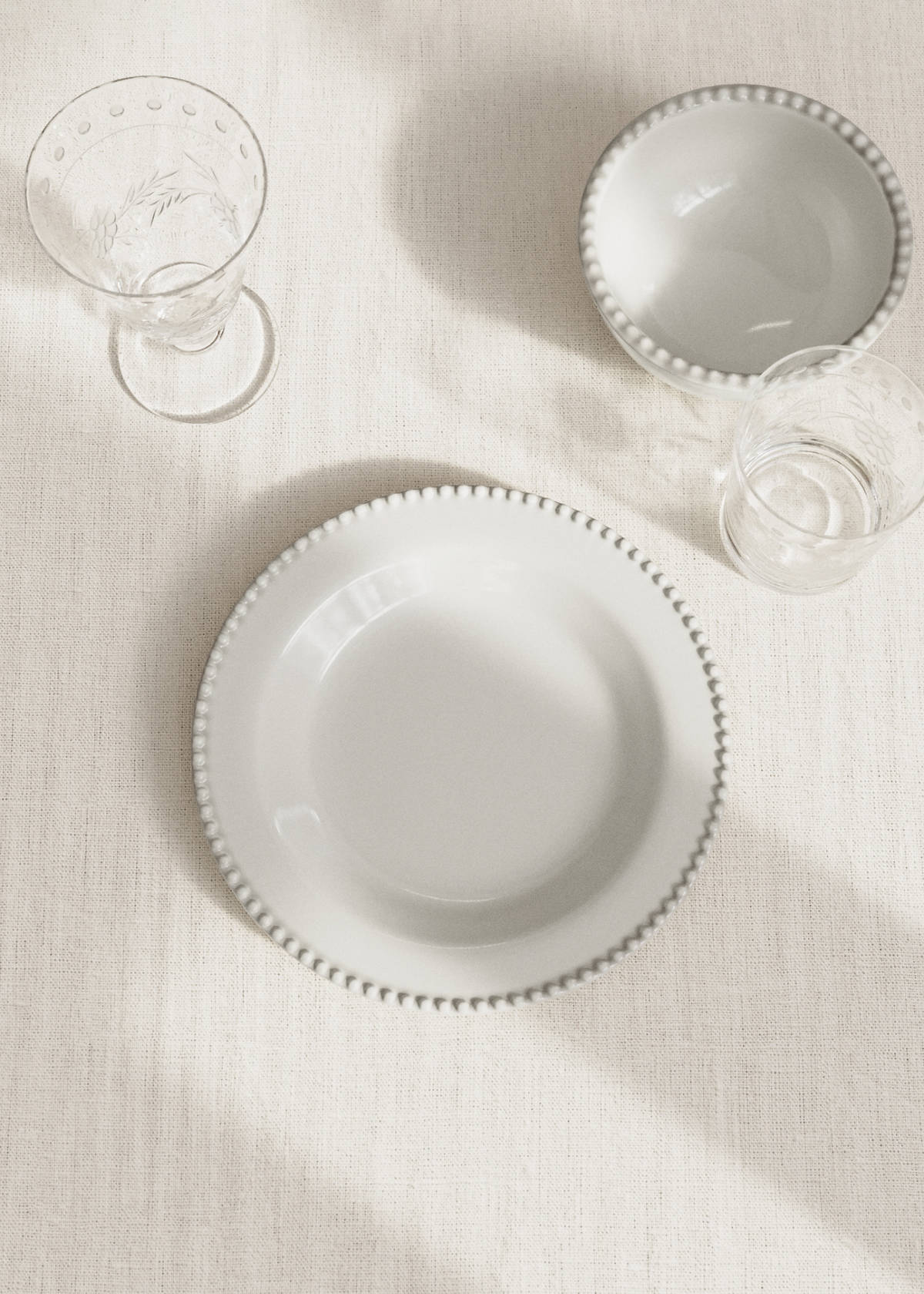 Stoneware dessert plate with decorative decorative edge — White
