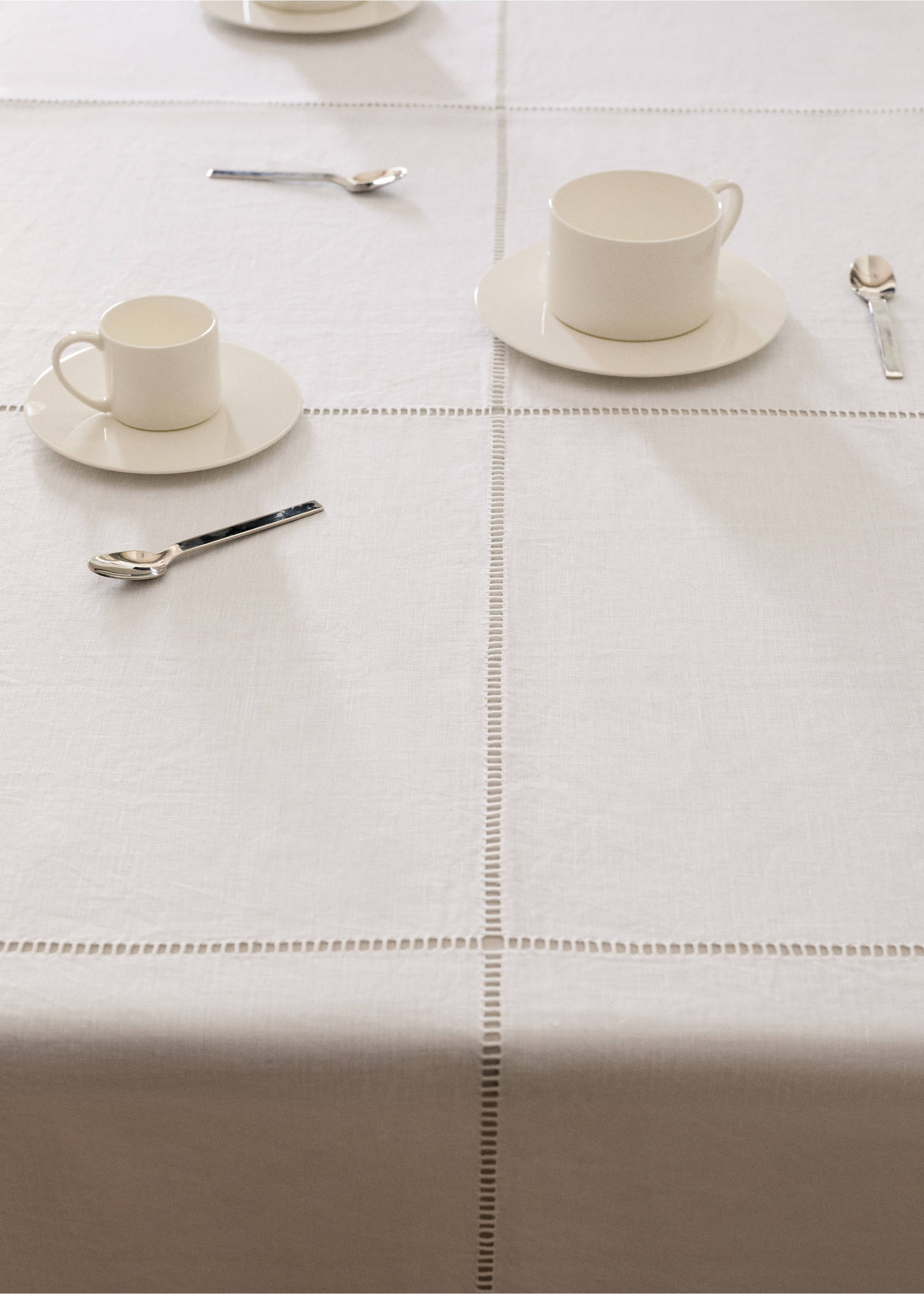 Linen hemstitch tablecloth for 8 to 10 guests - Details of the article 7, White. Ref: 37083884-00.
