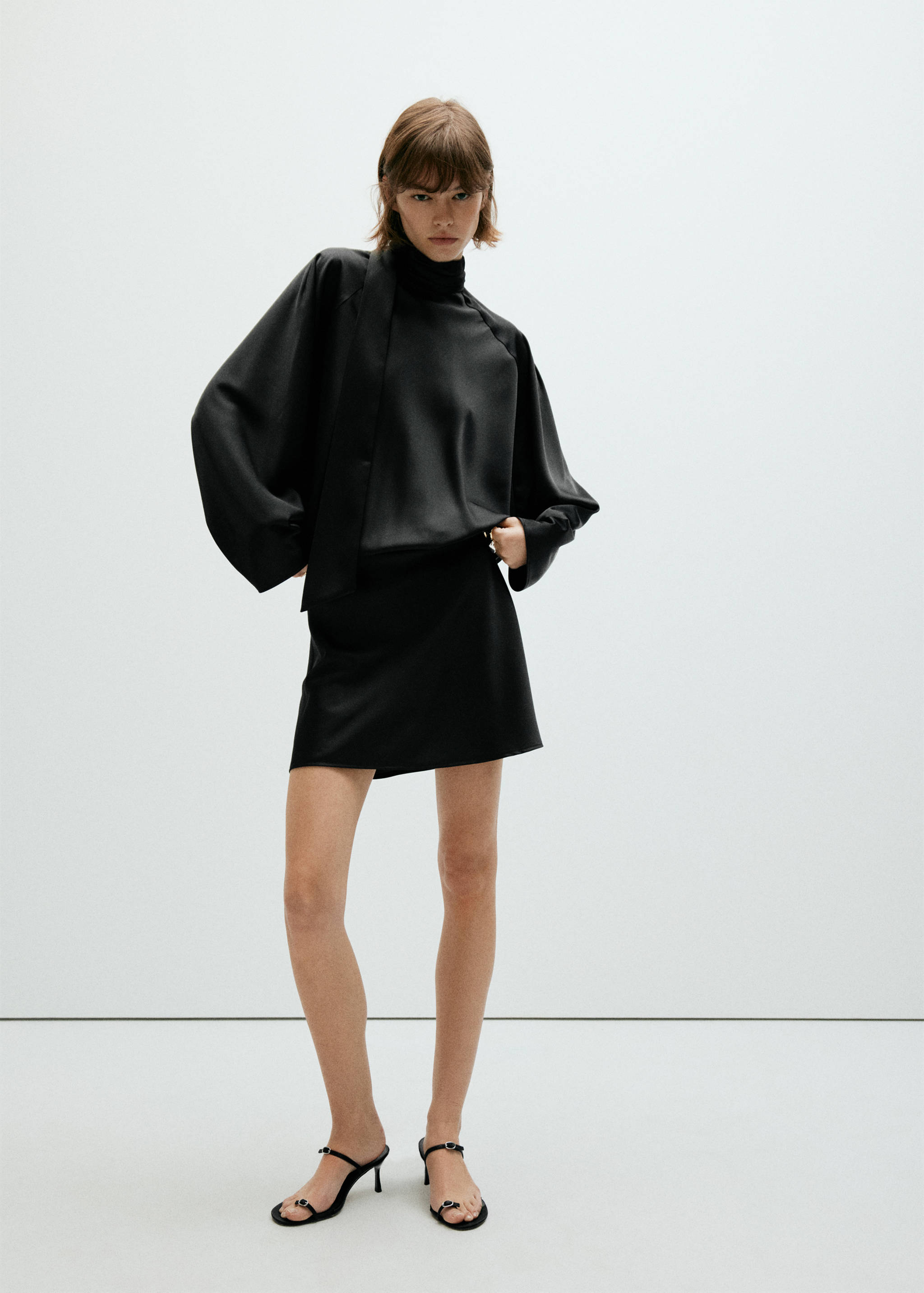 Satin dress with bow - General plane