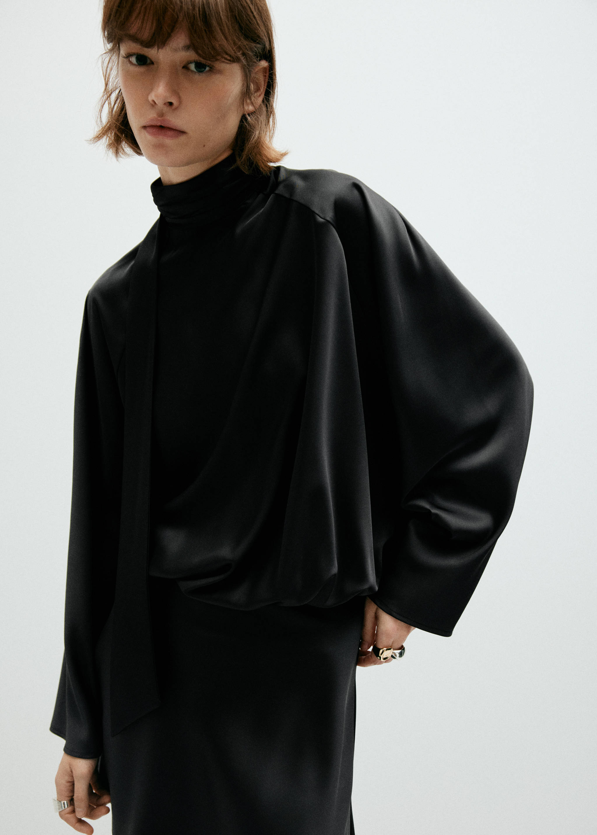Satin dress with bow - Medium plane