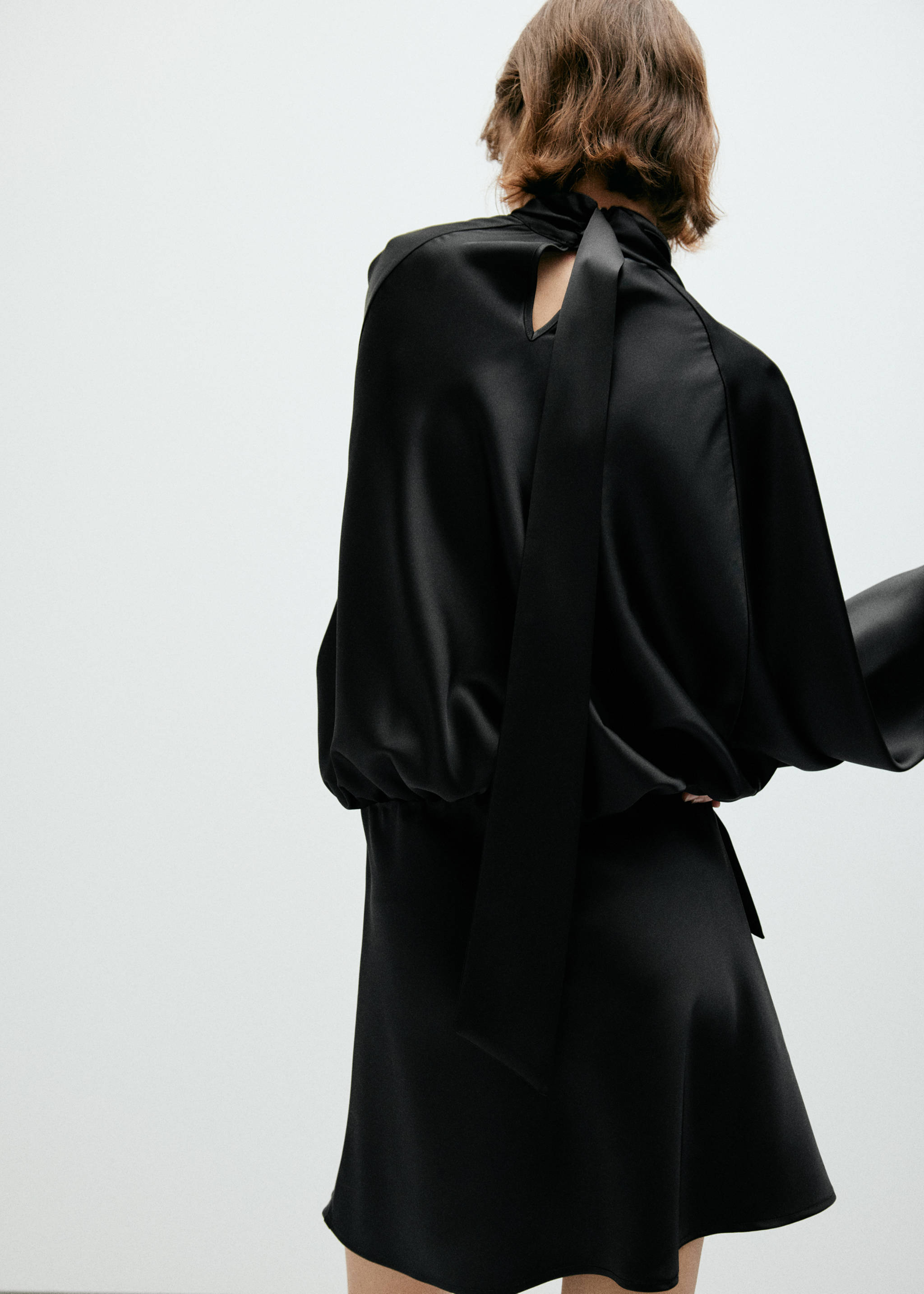 Satin dress with bow - Reverse of the article
