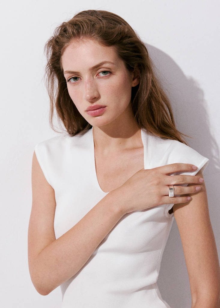 Fine knit V-neck top — White