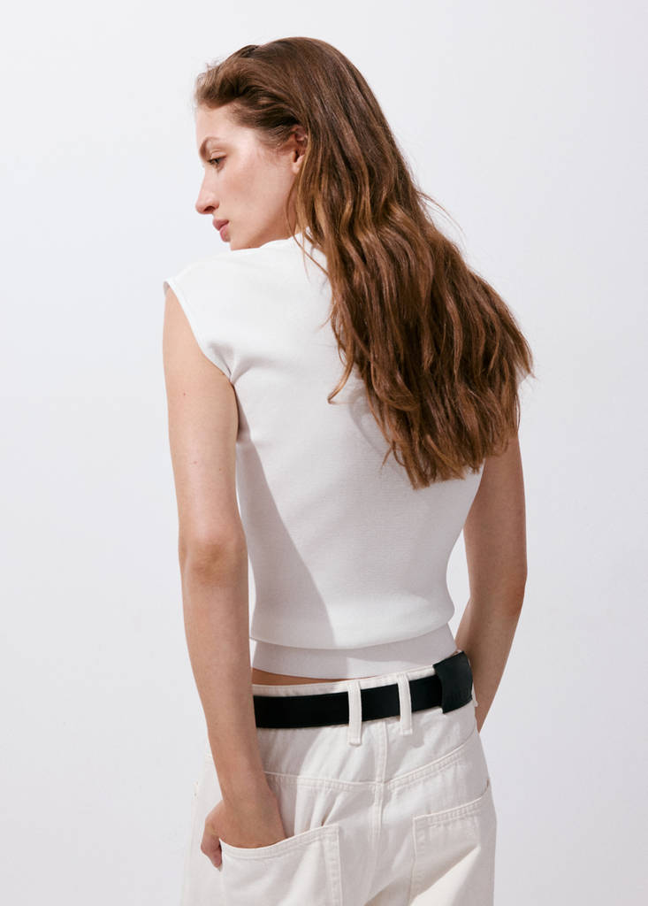 Fine knit V-neck top — White