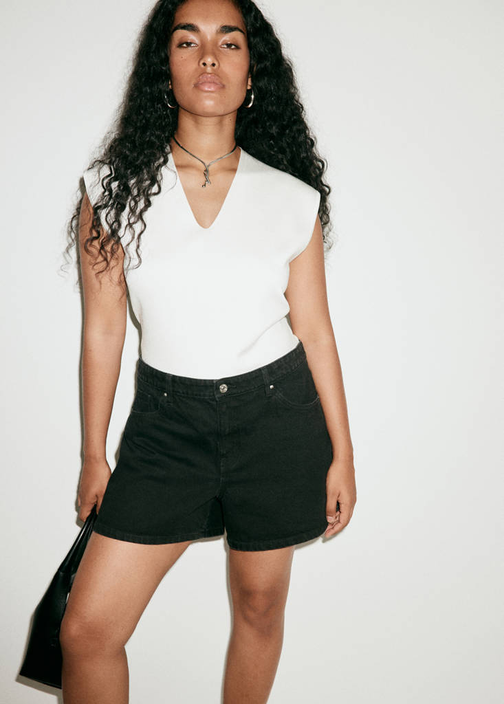 Fine knit V-neck top — White