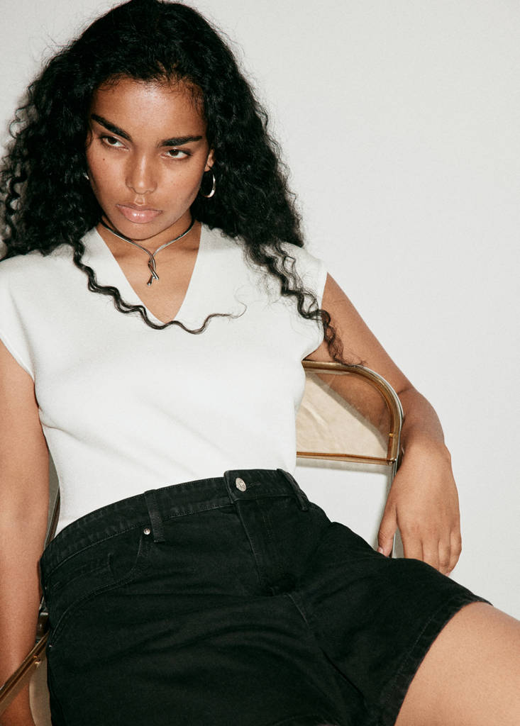 Fine knit V-neck top — White